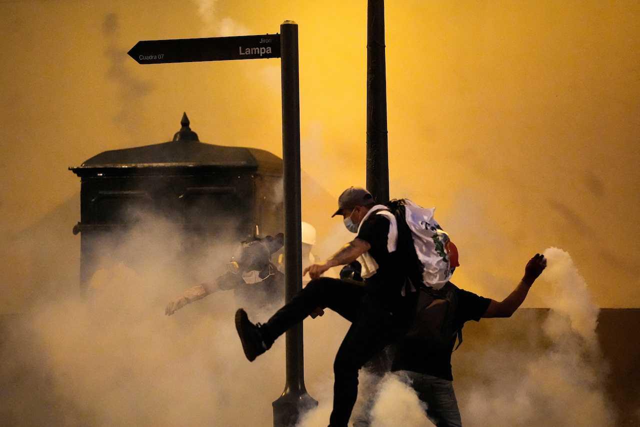 Penunjuk perasaan bertempur dengan polis ketika rusuhan anti kerajaan berikutan penggulingan bekas presiden Pedro Castillo di Lima Peru, 24 Januari. Gambar: Reuters