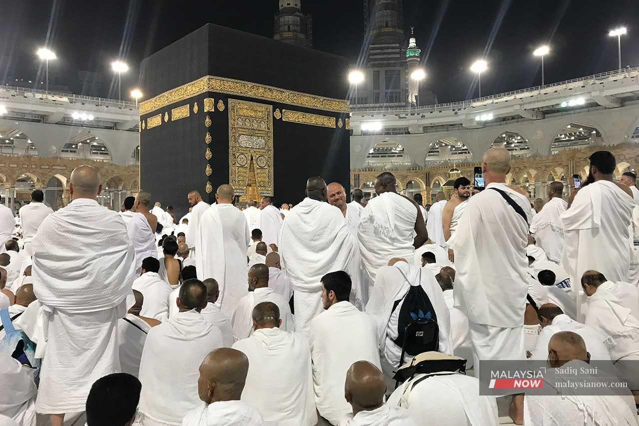 Jemaah umrah menunggu untuk menunaikan solat di depan Kaabah di dalam Masjidil Haram di Mekah, Arab Saudi.