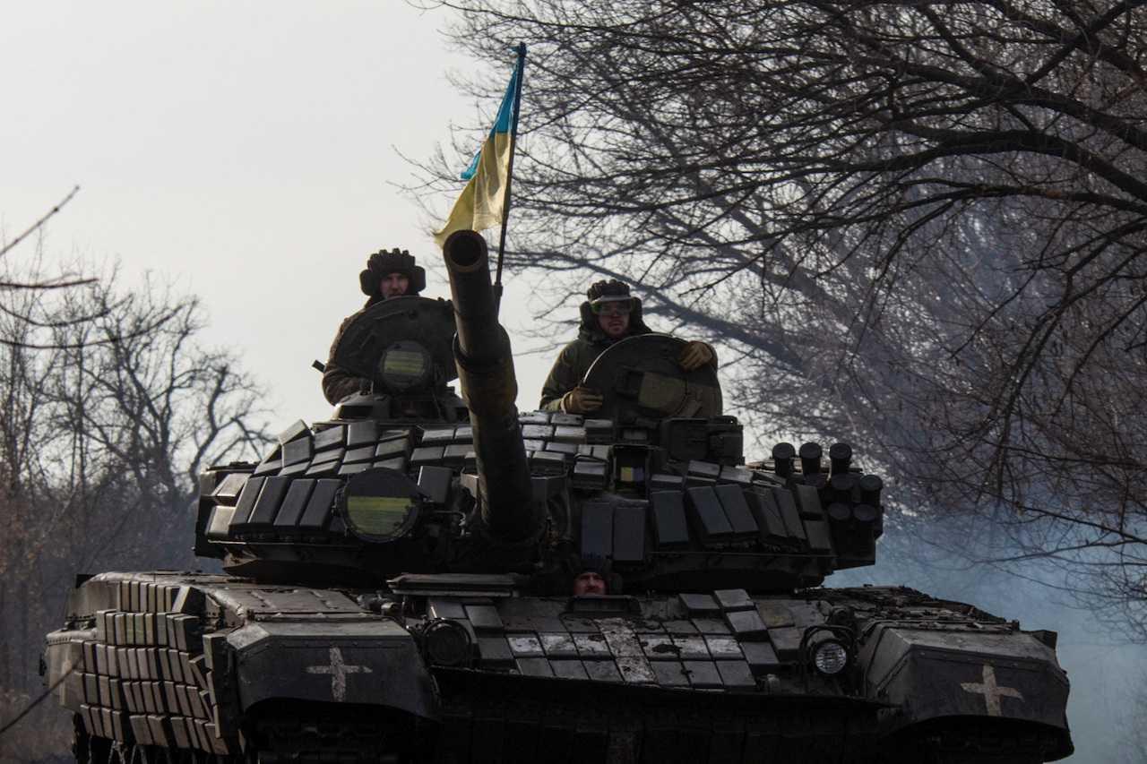Ukrainian servicemen ride atop a tank near the frontline town of Bakhmut, amid Russia's attack on Ukraine, in Donetsk region, Ukraine, Jan 20. Photo: Reuters