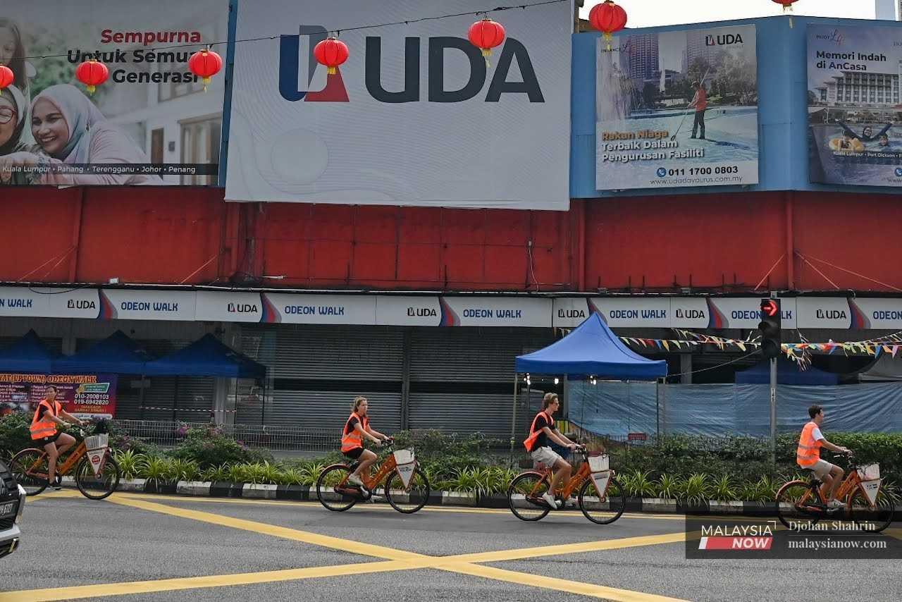 Empat pelancong asing berbasikal di sekitar Jalan Tuanku Abdul Rahman, 6 Januari.