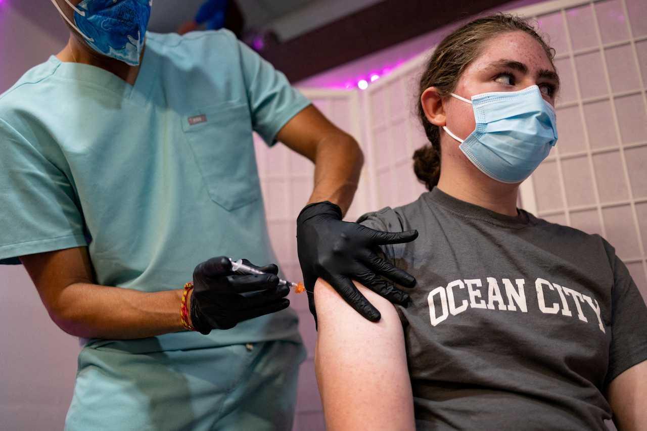 A teenager receives the Pfizer-BioNTech Covid-19 booster vaccine targeting the BA.4 and BA.5 Omicron subvariants at a pharmacy in Pennsylvania, US, Sept 8, 2022. Photo: Reuters
