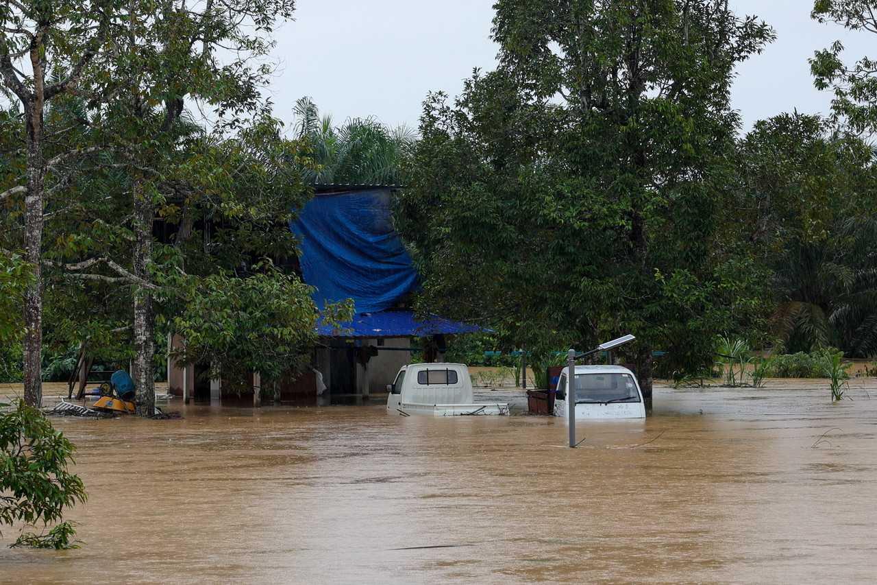 Beberapa kenderaan terperangkap dalam banjir di Jalan Jabi-Bukit Tempurung di Segamat, Johor, 25 Januari. Gambar: Bernama