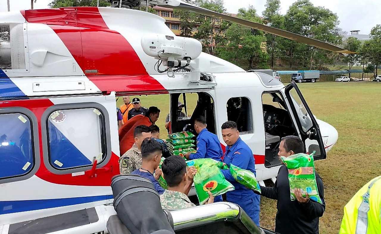 Bantuan bekalan makanan disalurkan melalui helikopter polis bagi membantu mangsa banjir yang terputus perhubungan darat di empat kawasan di Kahang, melibatkan dua ladang dan dua perkampungan Orang Asli, 26 Januari. Gambar: Bernama