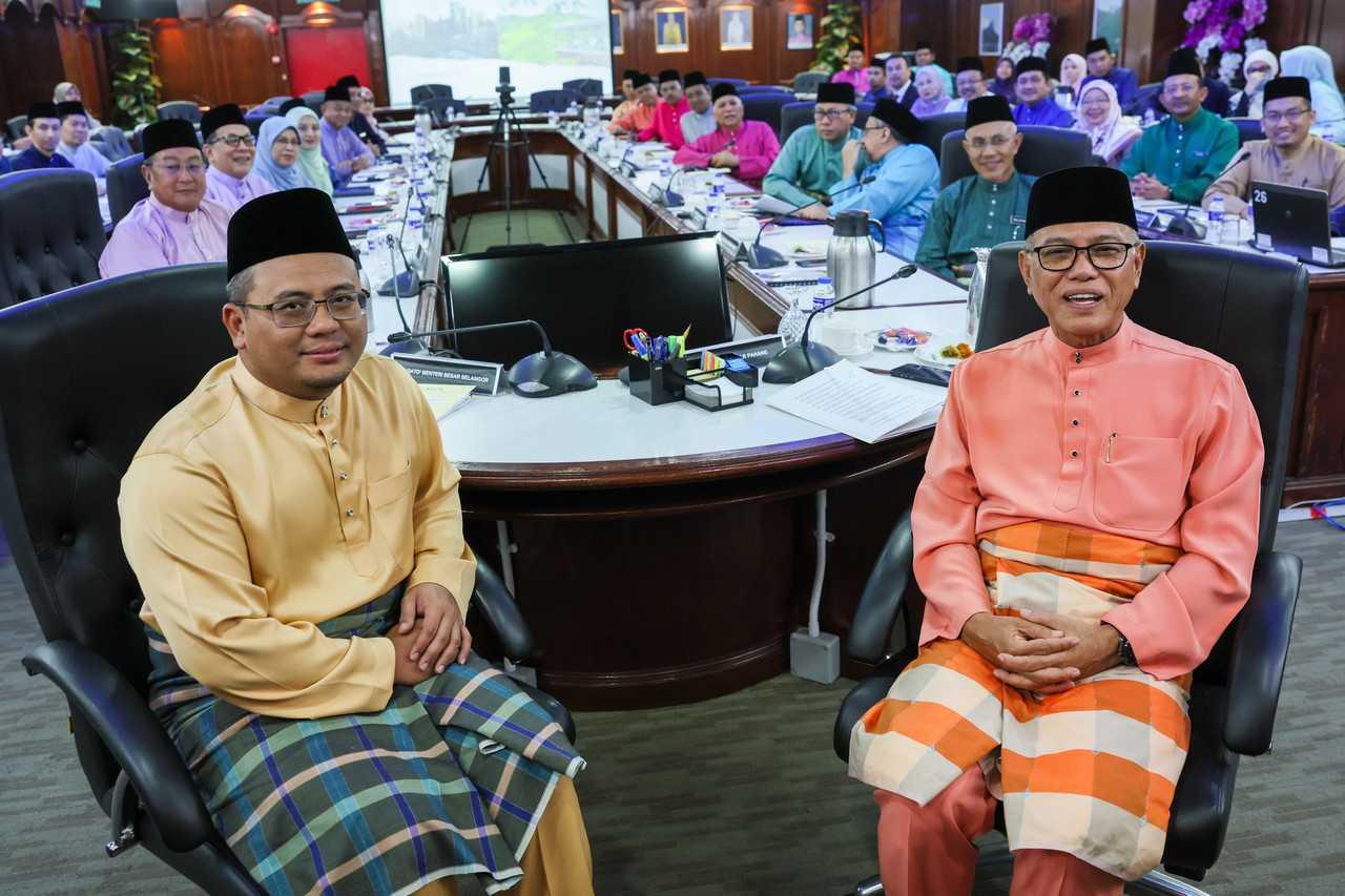 Selangor Menteri Besar Amirudin Shari (left) with his Pahang counterpart Wan Rosdy Wan Ismail after attending a bilateral meeting of the Pahang and Selangor state governments at Wisma Sri Pahang in Kuantan, Jan 27. Photo: Bernama