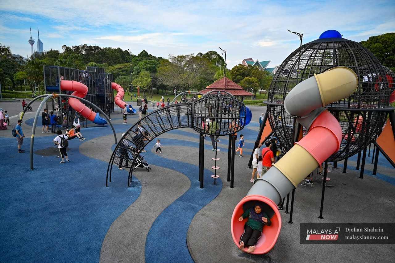 Ibu bapa mengambil peluang cuti tahun baru untuk membawa anak-anak beriadah di Taman Tasik Titiwangsa, 2 Januari.