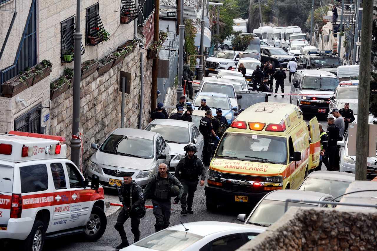 Security and rescue personnel work at the scene of a shooting attack, just outside Jerusalem's Old City, Jan 28. Photo: Reuters