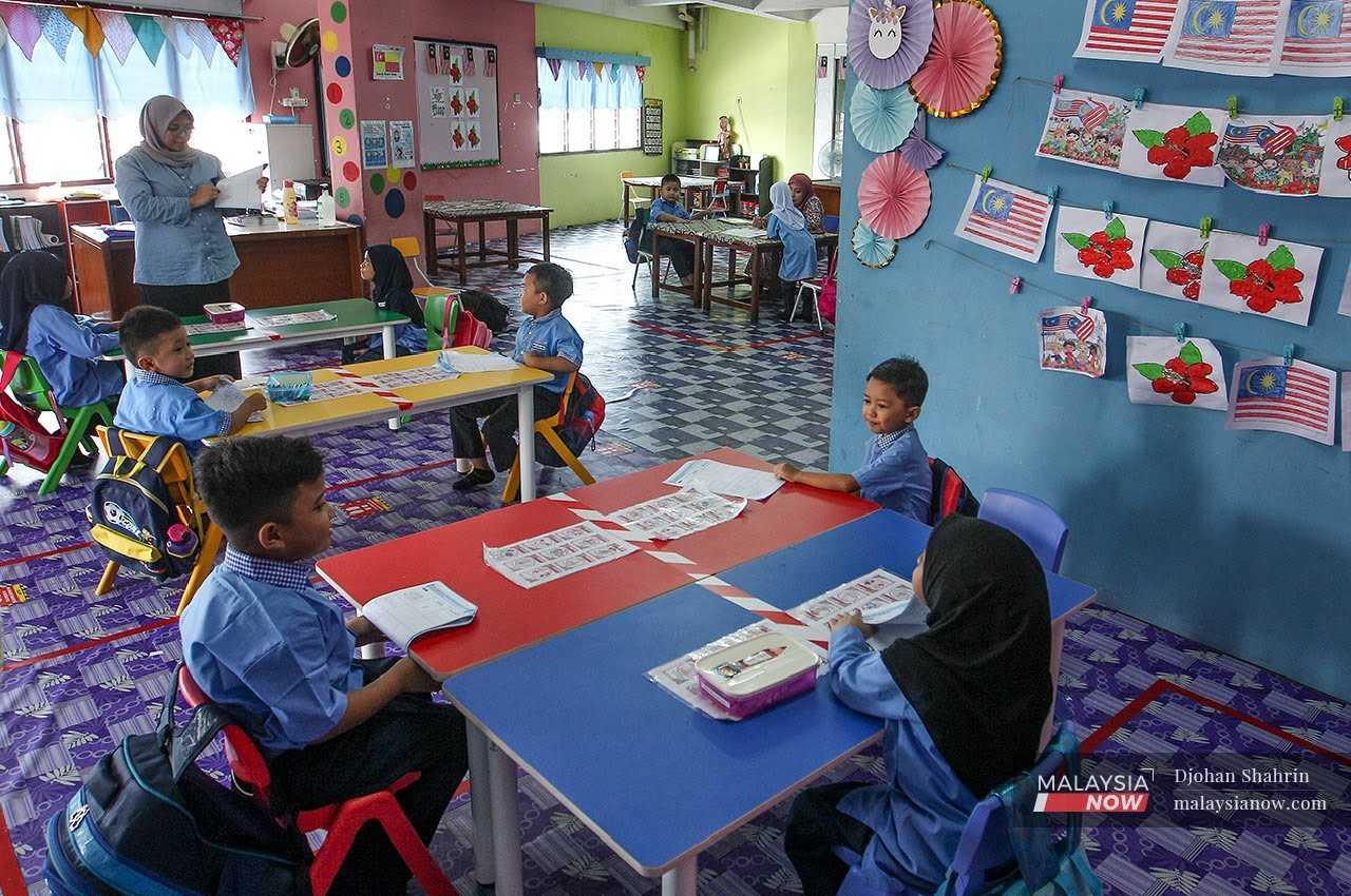 While kindergarten is usually seen as a time for children to socialise with others their own age, the addition for some of elements such as entrance examinations has sparked debate over the impact this would have on such young students. 
