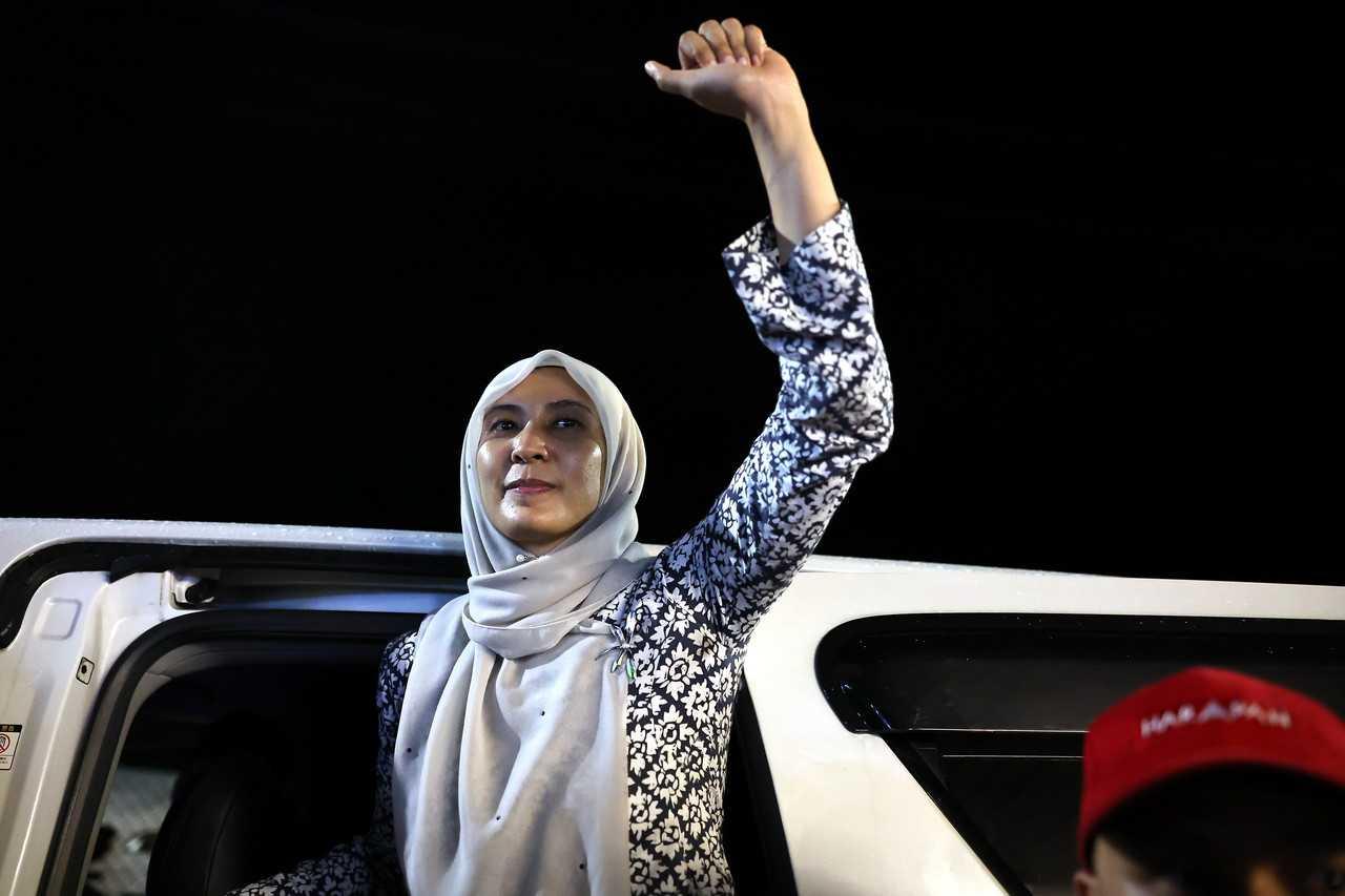 Nurul Izzah Anwar waves after losing her Permatang Pauh seat at the 15th general election, Nov 20, 2022. Photo: Bernama
