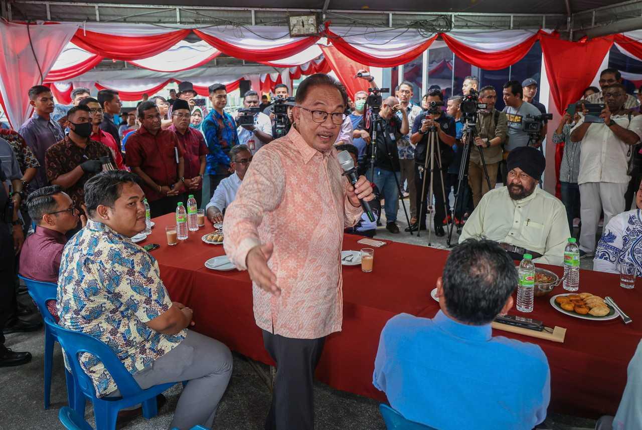 Perdana Menteri Anwar Ibrahim berucap ketika hadir pada perasmian Pusat Khidmat Rakyat Parlimen Tambun, di Meru, 29 Januari. Gambar: Bernama