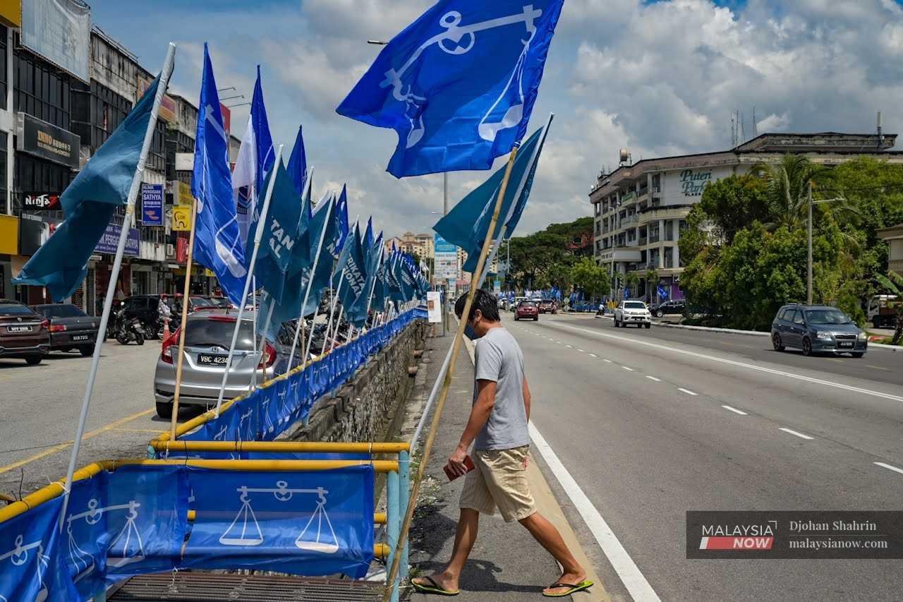 Barisan Nasional and Perikatan Nasional flags wave at a road divider in Taman Muda, Ampang, ahead of the 15th general election on Nov 19, 2022. 
