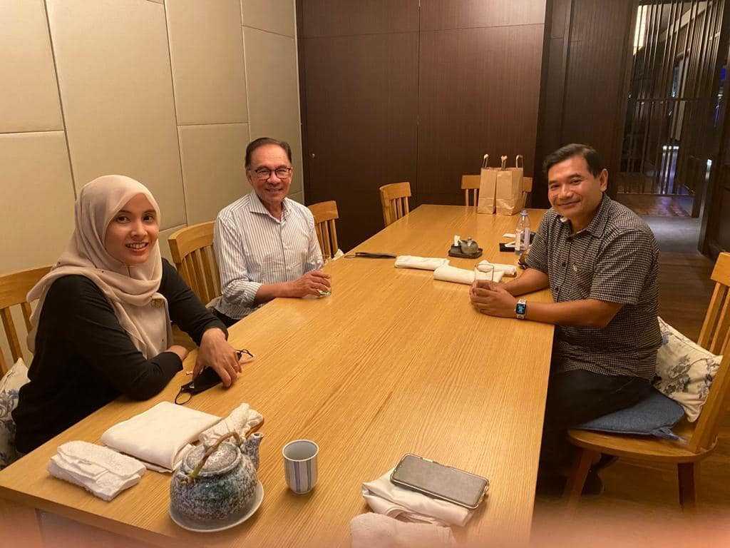Badan pemikir memberi amaran bahawa tindakan Anwar Ibrahim melantik anaknya Nurul Izzah (kiri) menggambarkan nepotisme, dan mengecam Rafizi Ramli (kanan) kerana menunjukkan pemahaman yang lemah terhadap teori dan realiti ekonomi. Gambar: Facebook