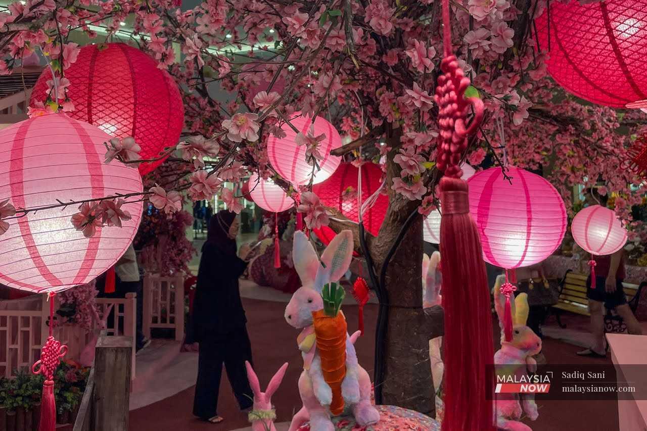 Dekorasi bertemakan arnab sempena sambutan Tahun Baru Cina mewarnai sebuah pusat membeli-belah di Sepang, 28 Januari.