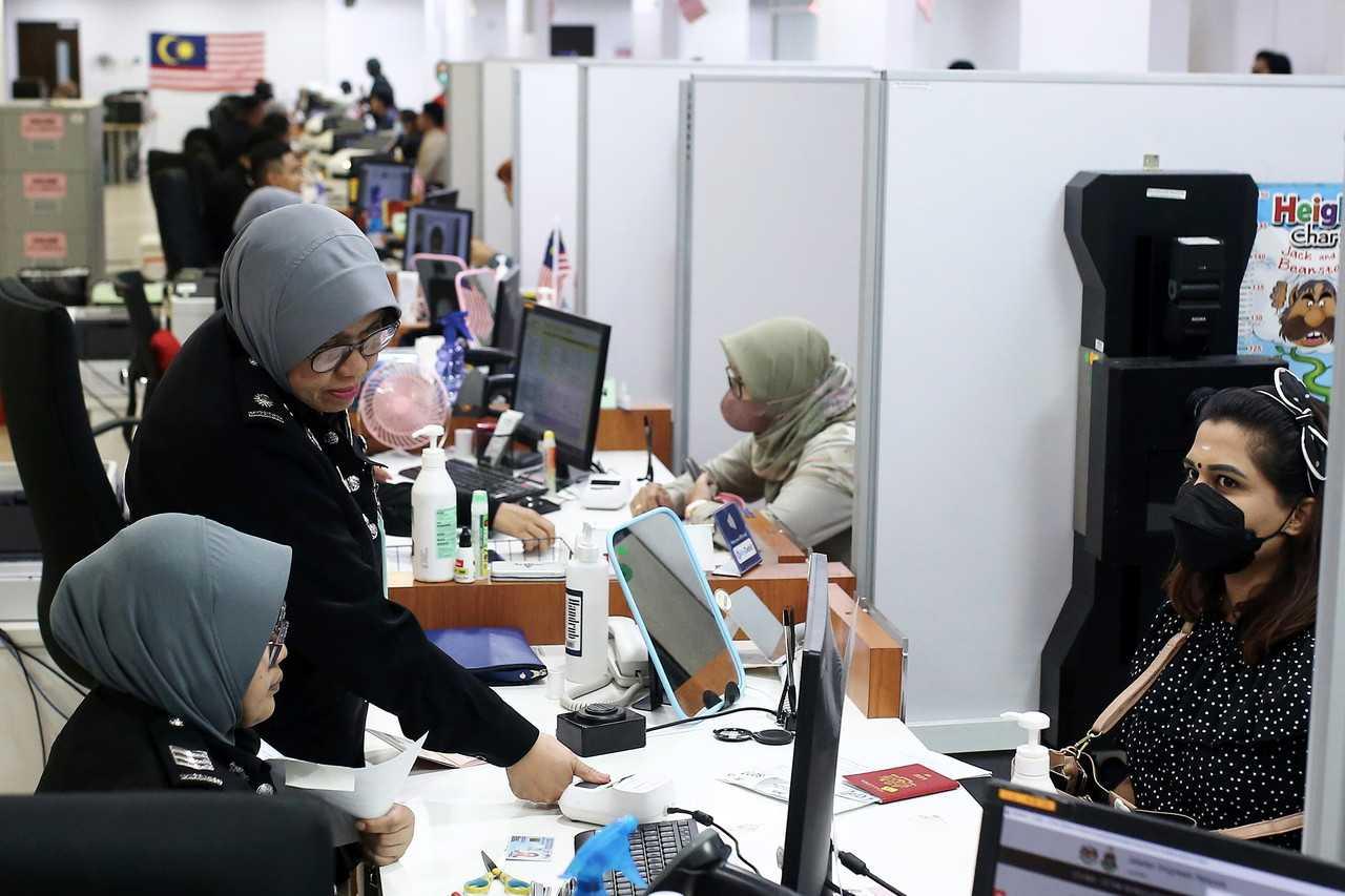 Pegawai imigresen Negeri Sembilan membantu orang ramai semasa berurusan di kaunter Jabatan Imigresen di UTC Ampangan, 31 Januari. Gambar: Bernama
