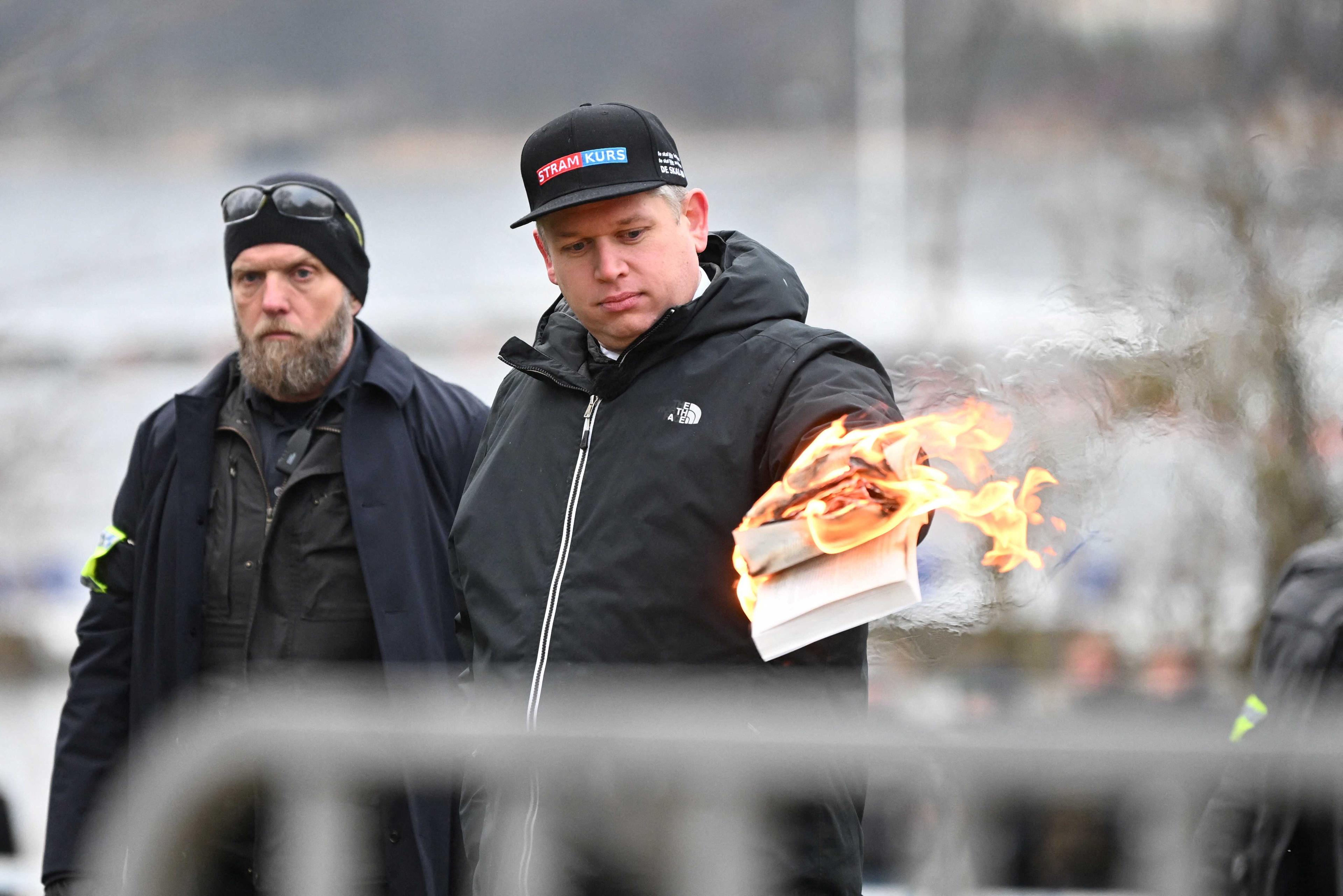 Tindakan pelampau Sweden, Rasmus Paludan membakar naskhah al-Quran di depan kedutaan Turkiye di Stockholm mendapat kecaman banyak pihak di seluruh dunia. Gambar: Reuters