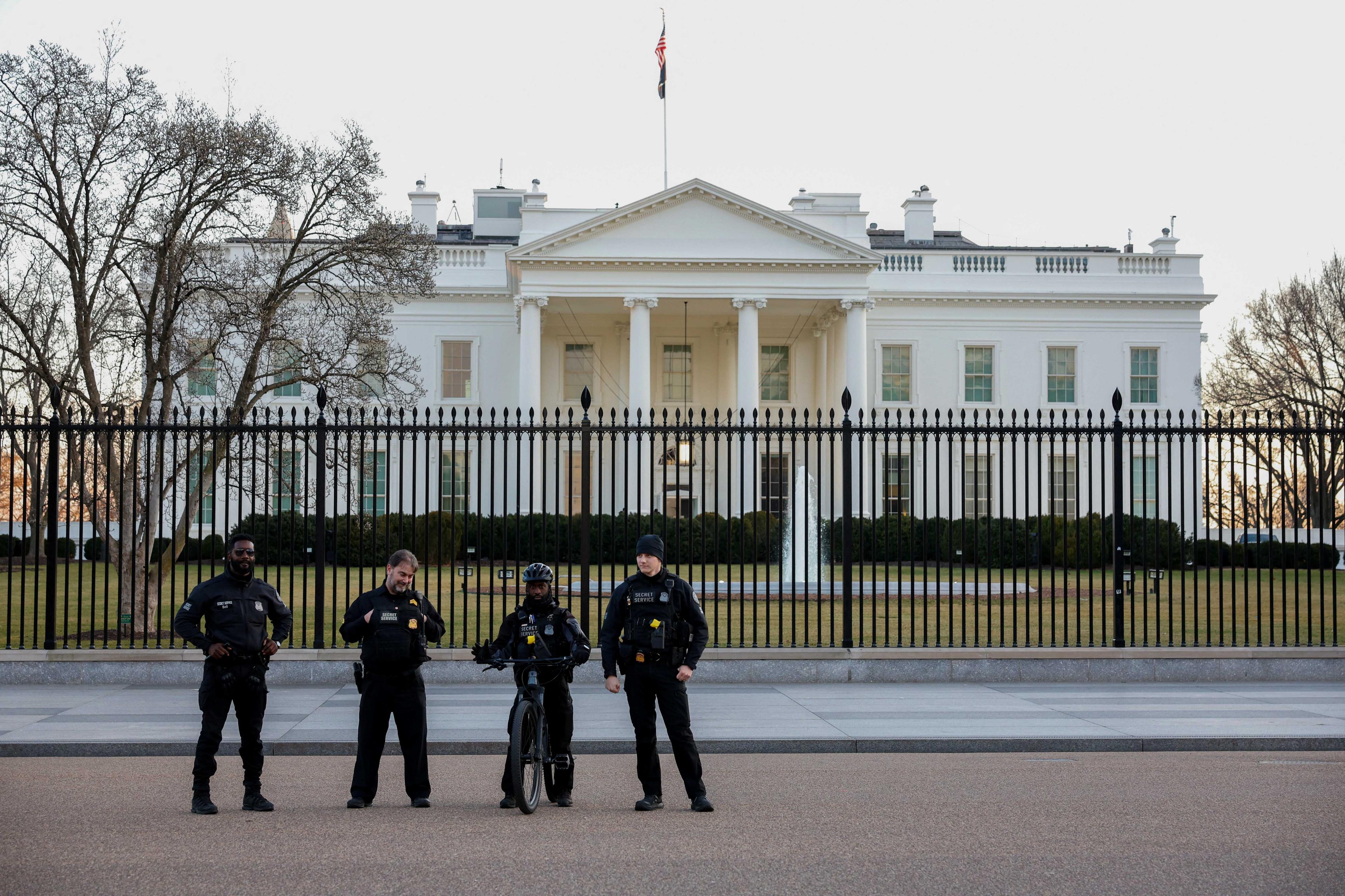 Pasukan Perkhidmatan Polis Rahsia AS berkawal di luar Rumah Putih di Washington, 28 Januari. Gambar: Reuters