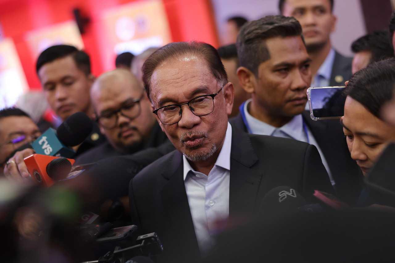Prime Minister Anwar Ibrahim speaks to reporters in Kuala Lumpur, Jan 31. Photo: Bernama
