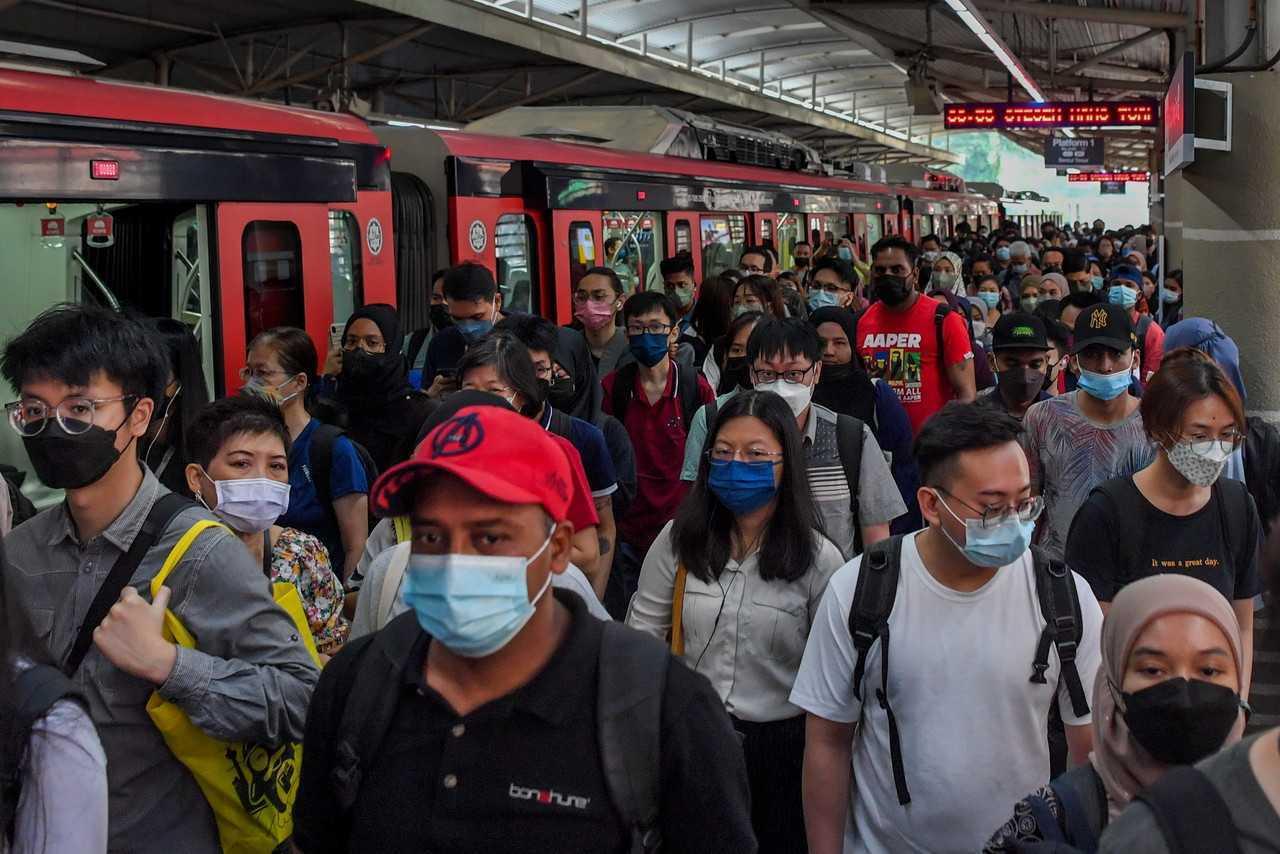 Pengguna pengangkutan awam masih diwajibkan memakai pelitup muka bagi mengelakkan jangkitan Covid-19. Gambar: Bernama