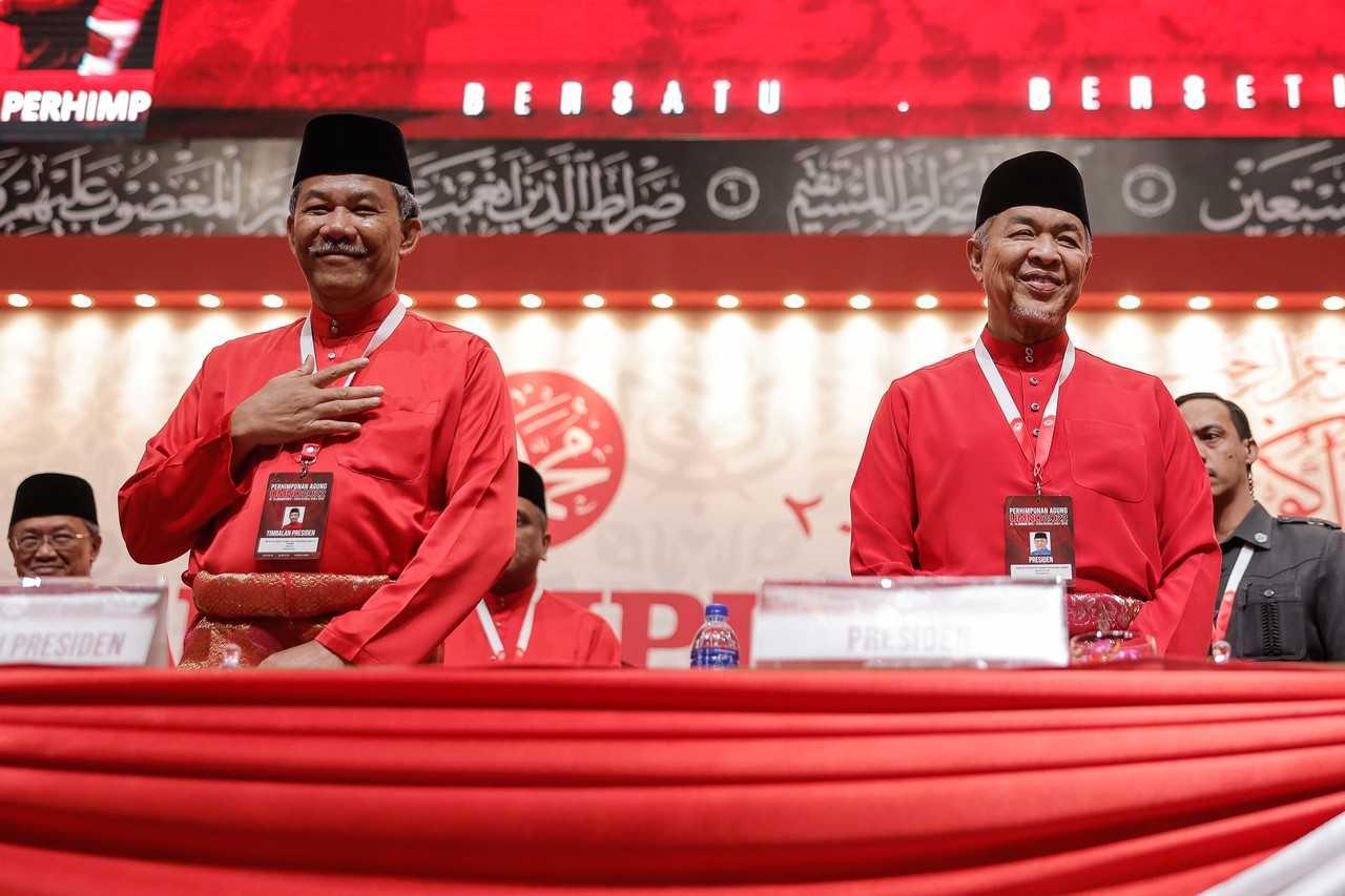 Umno president Ahmad Zahid Hamidi (right) with his deputy Mohamad Hasan at the party's 2022 general assembly at the World Trade Centre in Kuala Lumpur, Jan 13. Photo: Bernama
