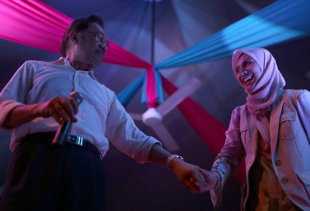 Perdana Menteri Anwar Ibrahim dan anak perempuannya, Nurul Izzah Anwar ketika berkempen pada Pilihan Raya Umum ke-13, 4 Mei 2013. Gambar: AFP
