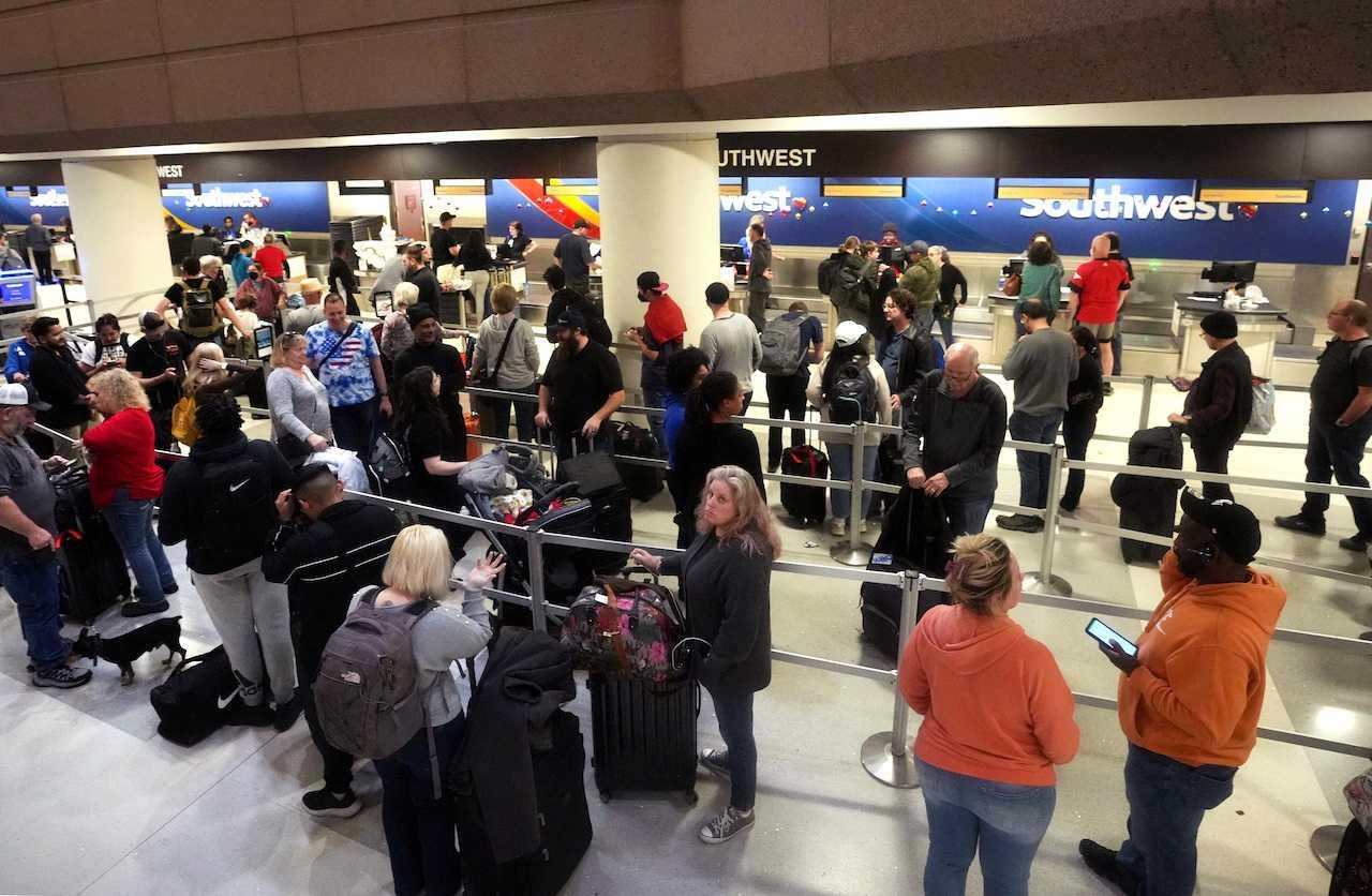 People wait in long lines for the Southwest Airlines check-in counters at Phoenix Sky Harbor International Airport where flight delays and cancellations stranded passengers in Phoenix, Arizona, Dec 26, 2022. Photo: Reuters