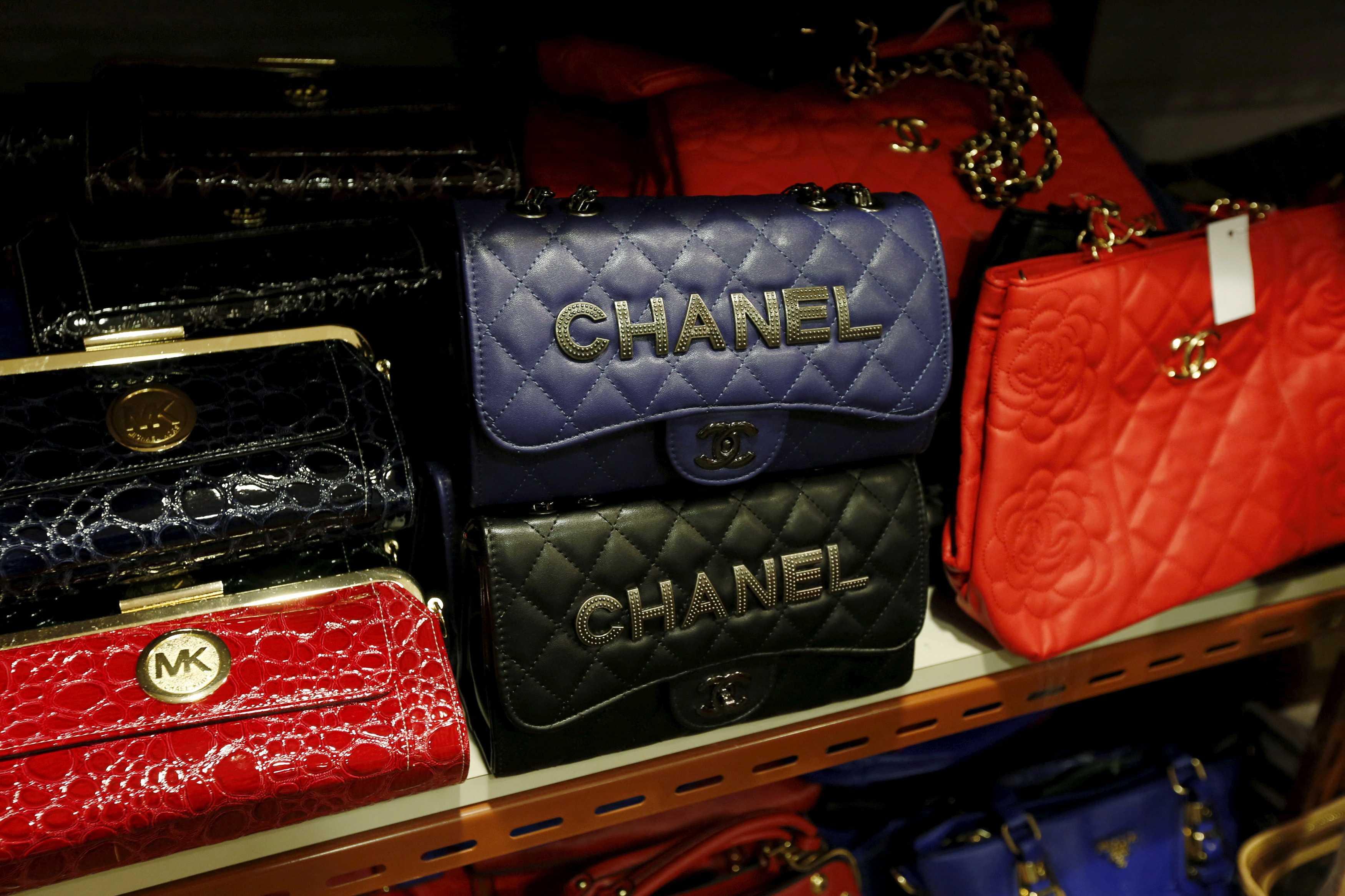 Counterfeit handbags are displayed at the Customs headquarters in Hong Kong, China, Aug 6, 2015. Photo: Reuters