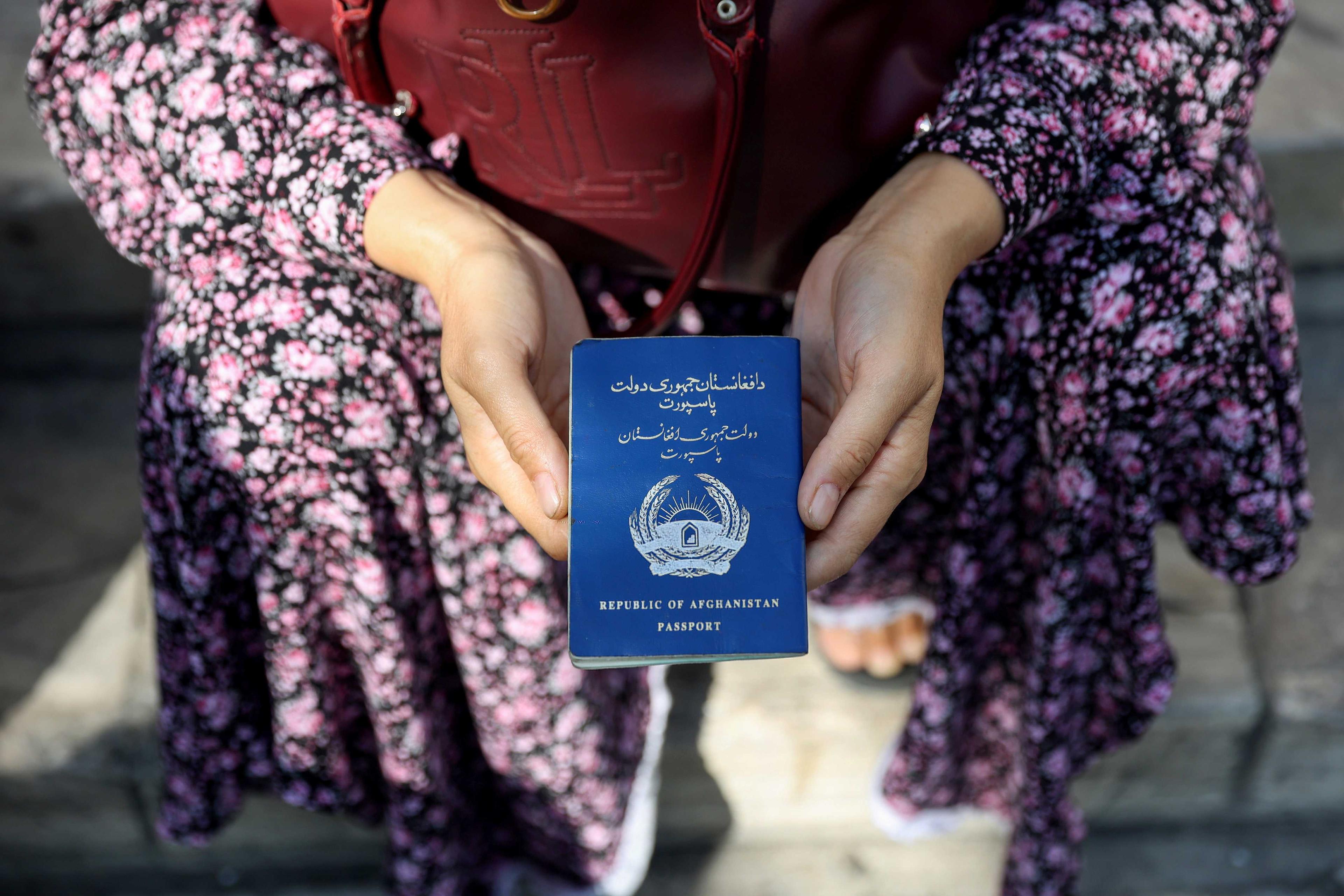 Seorang pelarian Afghanistan memegang pasportnya di depan kedutaan Jerman bagi mendapatkan visa pelarian daripada negara Eropah di Tehran, Iran, 1 September 2021. Gambar: Reuters