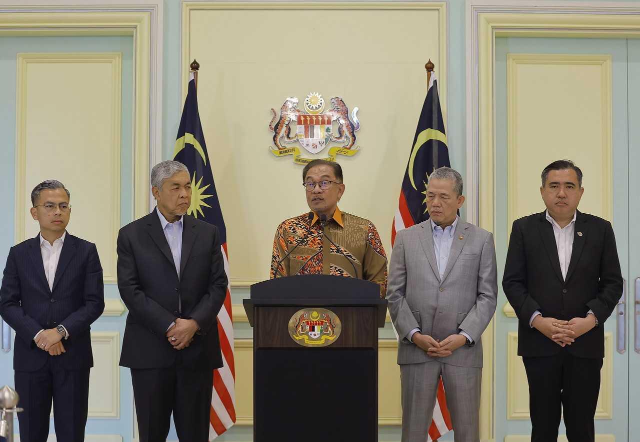 Prime Minister Anwar Ibrahim (centre) with his deputies Ahmd Zahid Hamidi and Fadillah Yusof, flanked by Communications and Digital Minister Fahmi Fadzil (left) and Transport Minister Anthony Loke (right) at a press conference in Putrajaya, Feb 2. Photo: Bernama