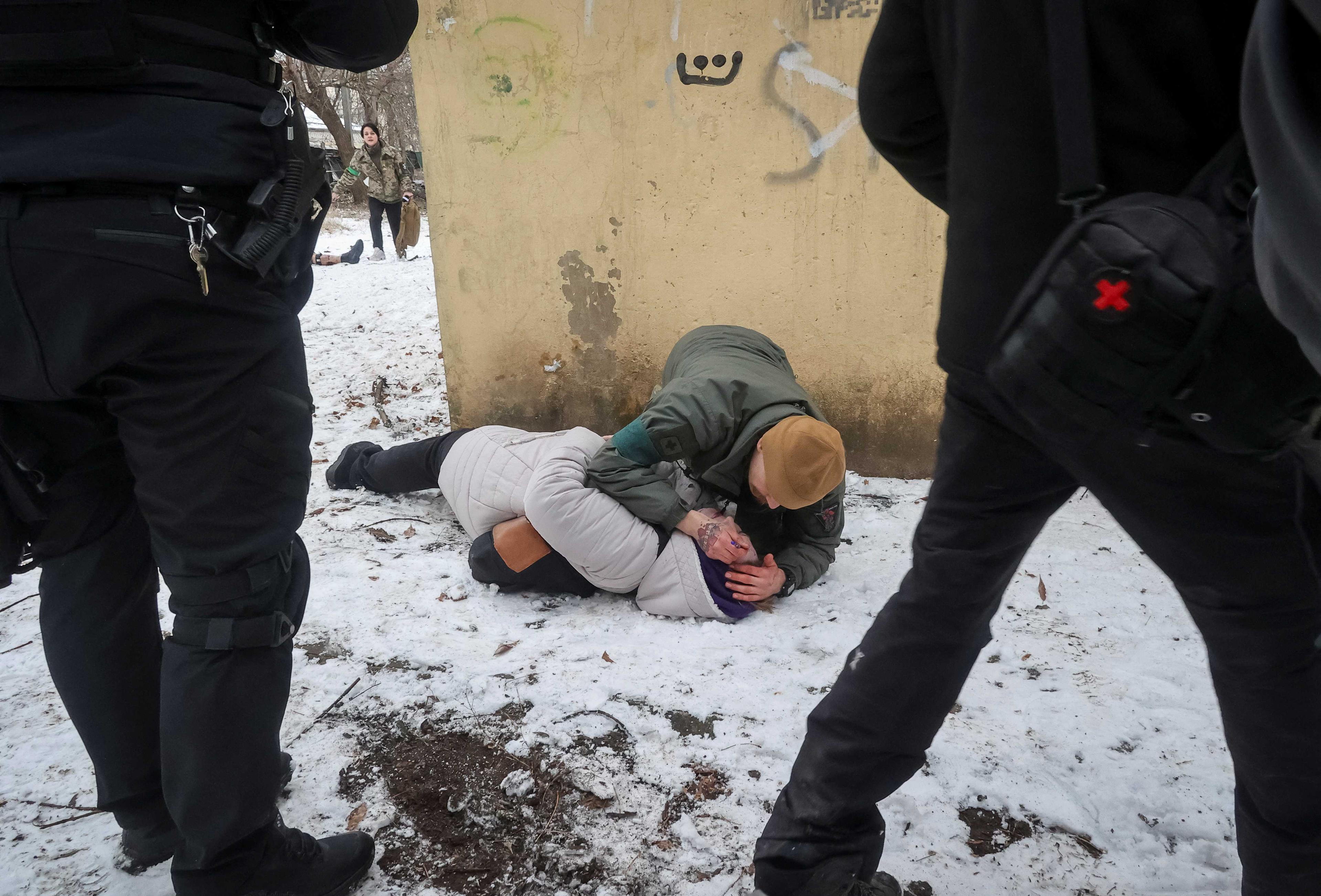 A serviceman treats a woman wounded by a Russian missile strike, amid Russia's attack on Ukraine, in Kramatorsk, Ukraine Feb 2. Photo: Reuters