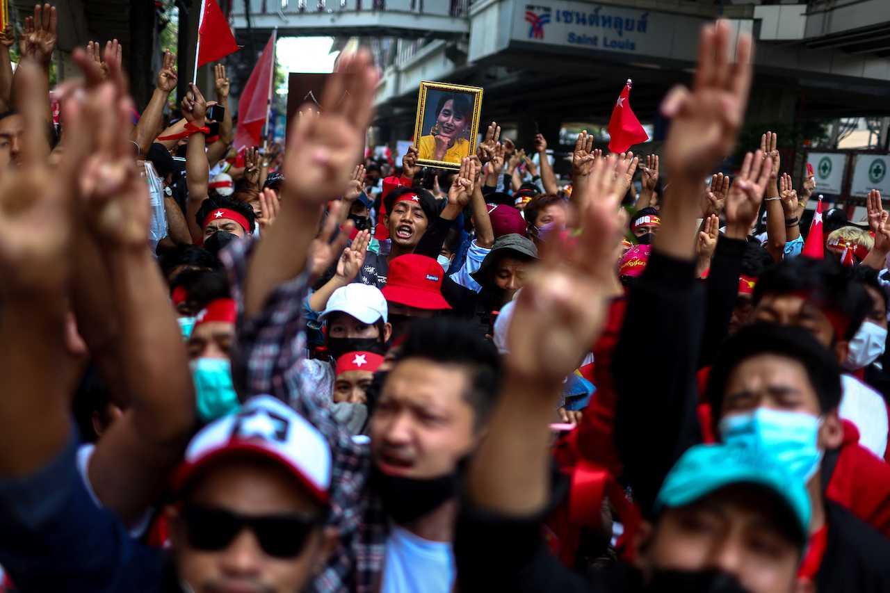 Protesters hold up a portrait of Aung San Suu Kyi and raise three-finger salutes, during a demonstration to mark the second anniversary of Myanmar's 2021 military coup, outside the embassy of Myanmar in Bangkok, Thailand, Feb 1. Photo: Reuters