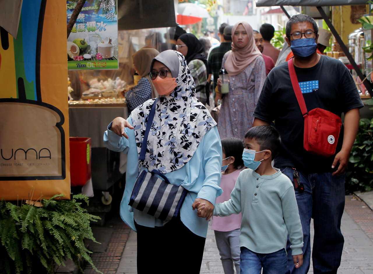 Segelintir orang ramai masih memakai pelitup muka ketika tinjauan di sekitar Ipoh meskipun pemakaian pelitup muka tidak lagi diwajibkan, 2 Januari. Gambar: Bernama