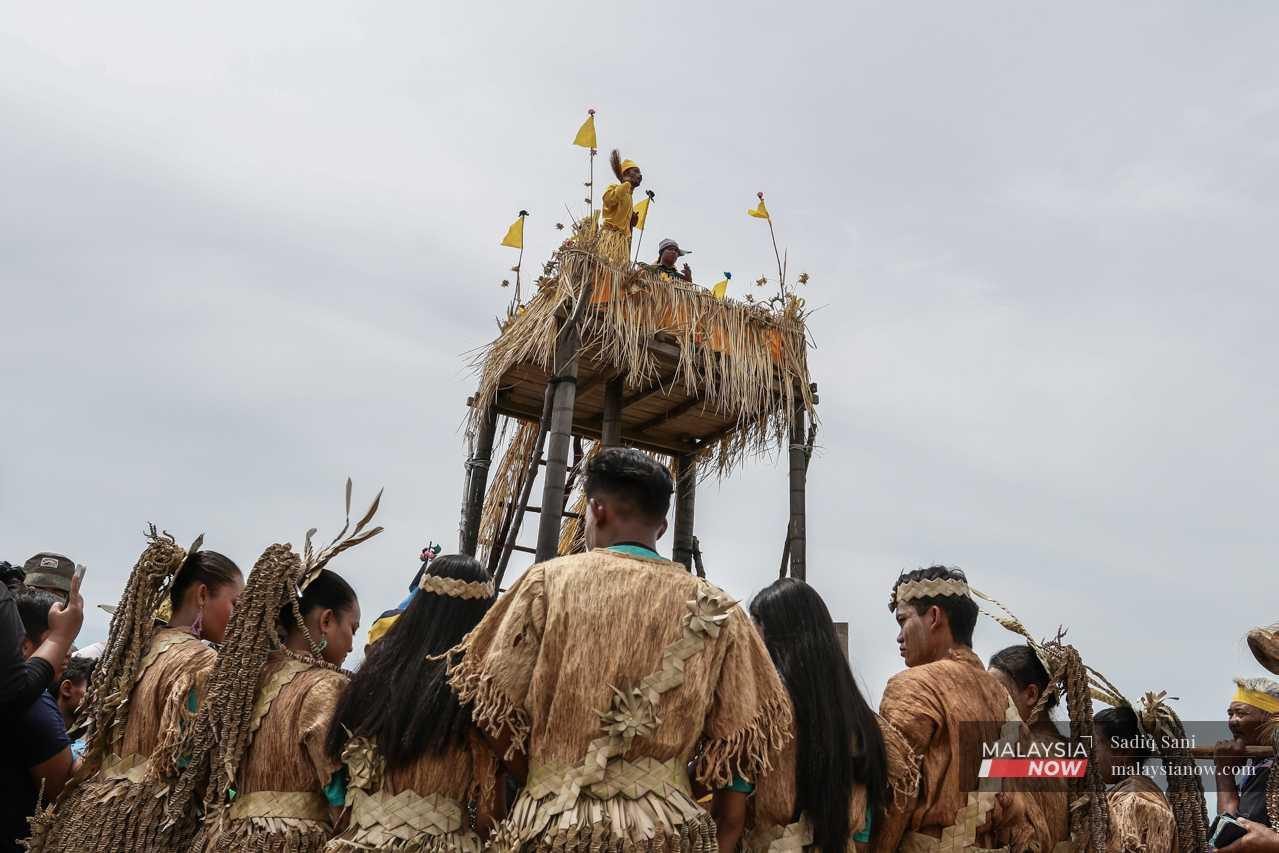 A shaman joins them, chanting to invoke more ancestral spirits. 