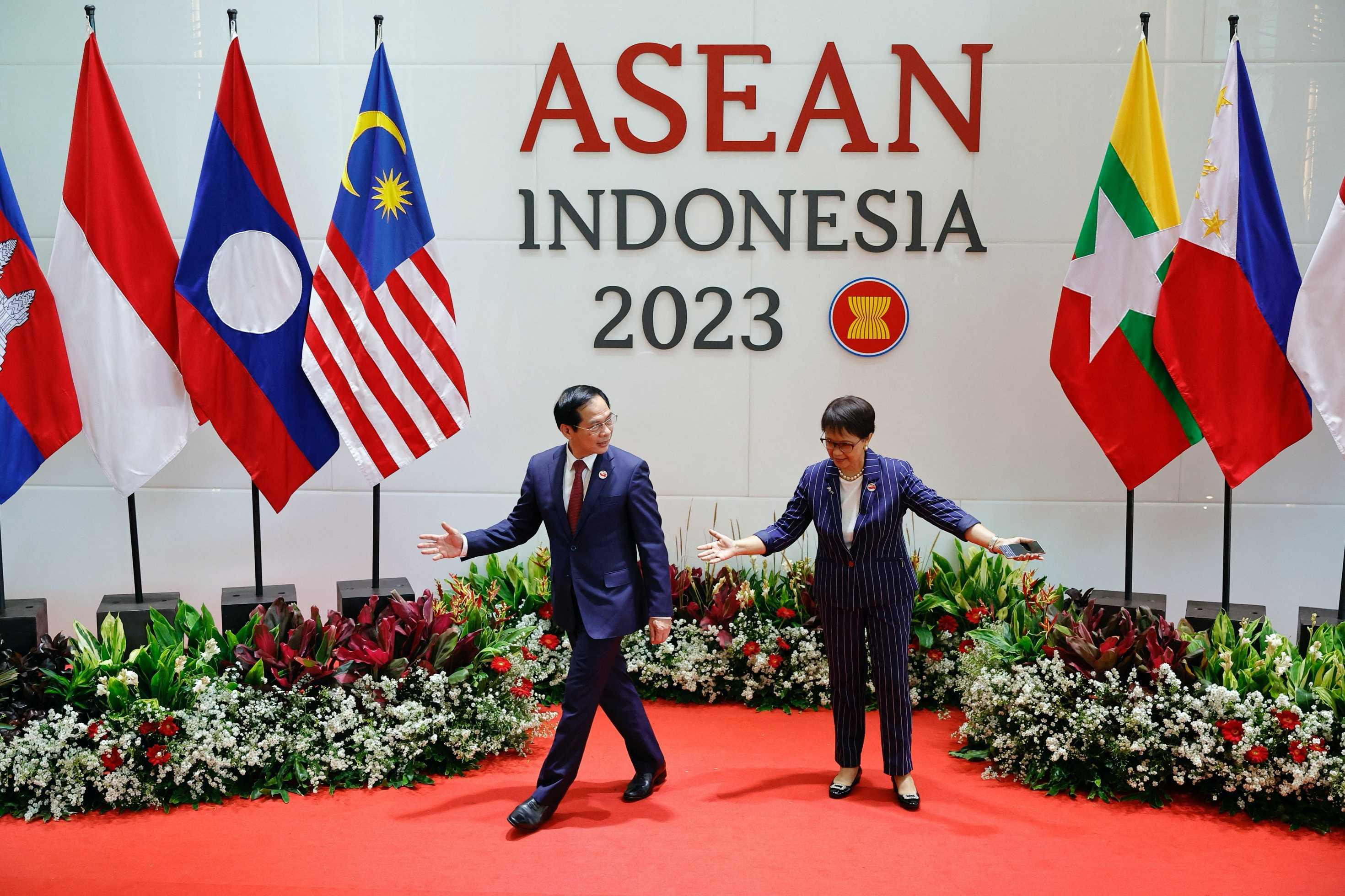 Indonesian Foreign Minister Retno Marsudi welcomes Vietnam's Minister of Foreign Affairs Bui Thanh Son for the 32nd Asean Coordinating Council (ACC) Meeting at the Asean Secretariat in Jakarta, Indonesia, Feb 3. Photo: Reuters