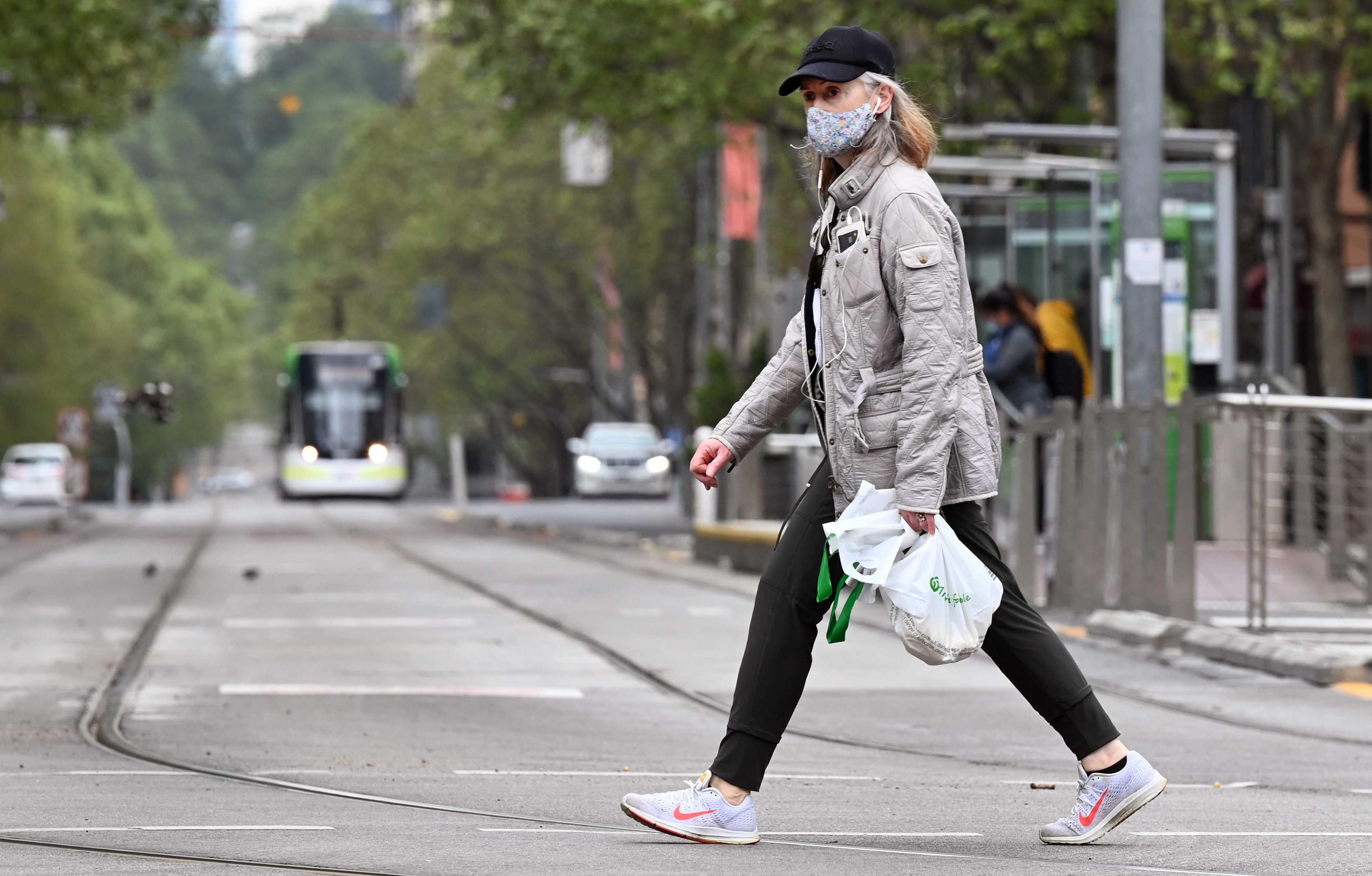 A woman carries her shopping in Melbourne on Sept 30, 2021. Photo: AFP