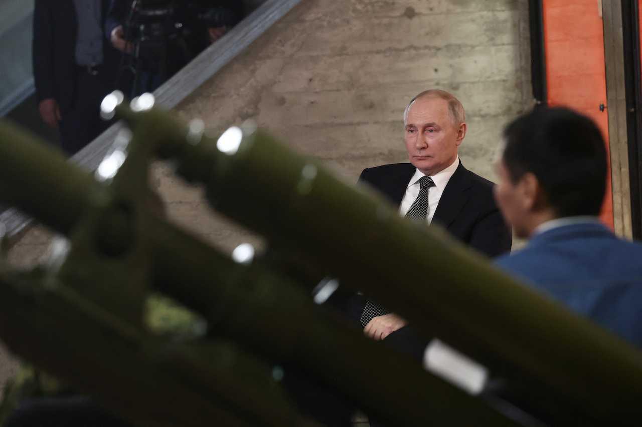 Russian President Vladimir Putin meets with members of public patriotic and youth organisations at the Battle of Stalingrad Museum and Panorama, in Volgograd, Russia, Feb 2. Photo: Reuters