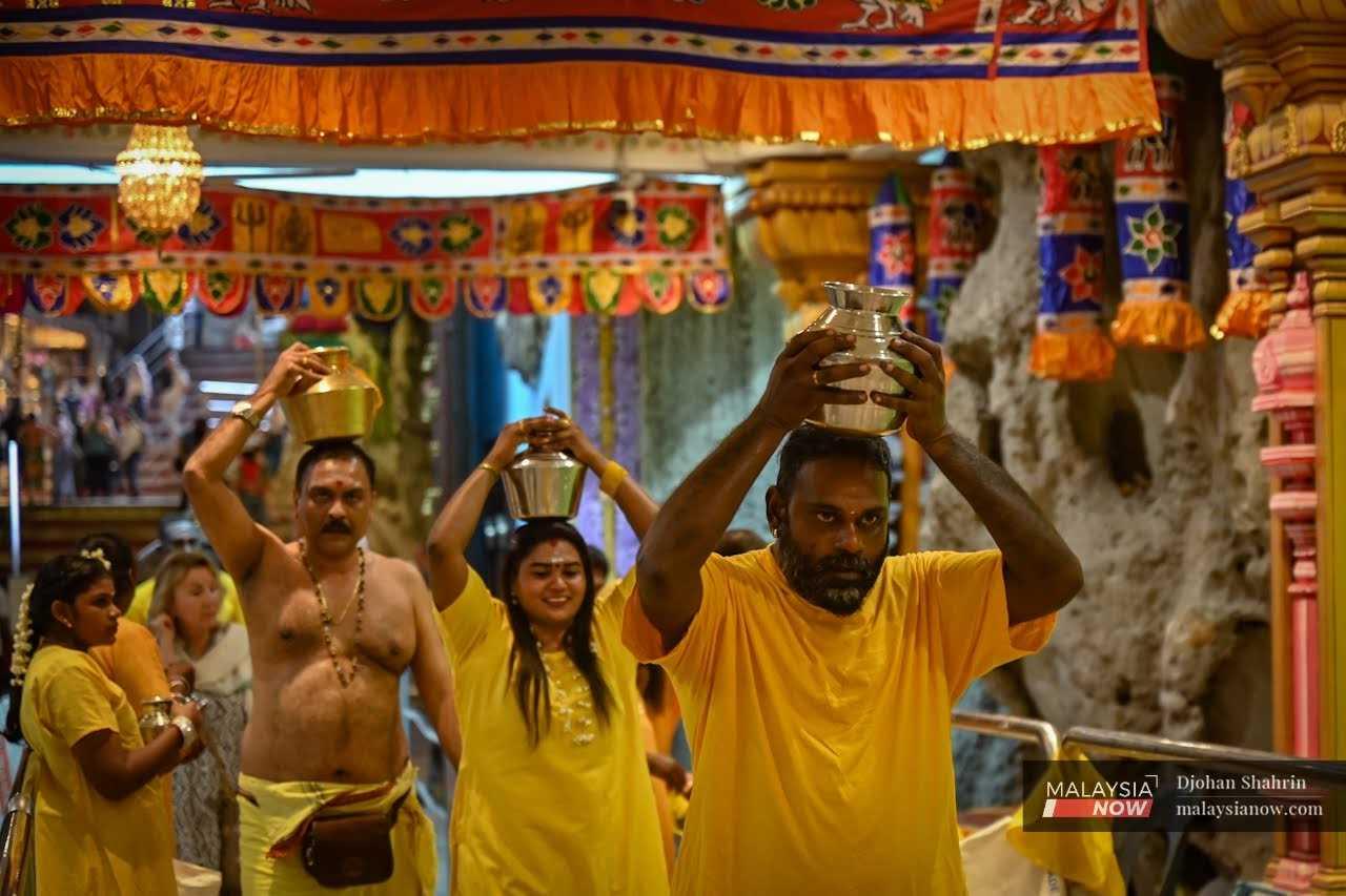 Penganut agama Hindu membawa susu segar yang diletakkan di atas kepala bagi mengikuti upacara keagamaan sempena Thaipusam yang akan disambut pada Ahad ini di Batu Caves, 2 Februari.