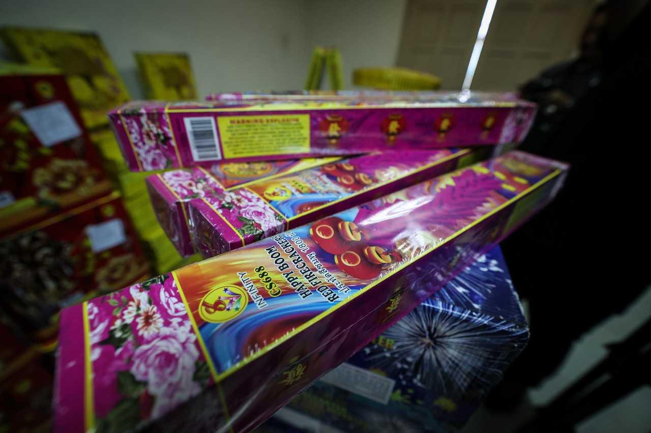 Mercun dan bunga api bernilai RM87,010 yang membabitkan cukai RM56,556.50 dirampas dalam siri serbuan serta pemeriksaan di sekitar Pulau Pinang, 18 Januari. Gambar: Bernama