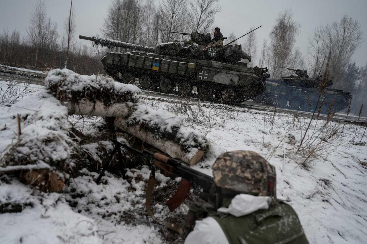 Tentera Ukraine menghadiri latihan di sempadan dekat Belarus, di tengah-tengah serangan Rusia ke atas Ukraine, pada 3 Februari. Gambar: Reuters