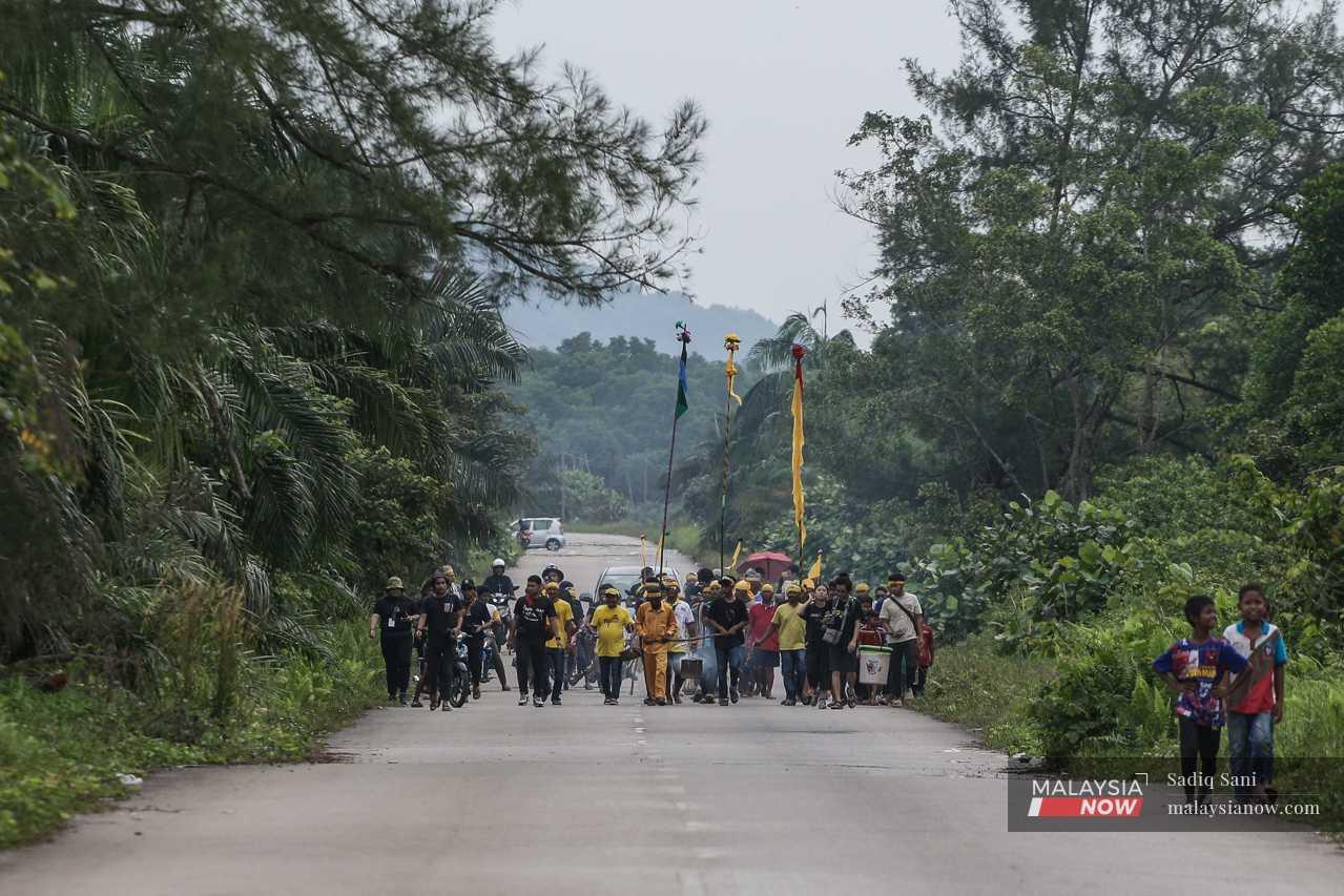 Penduduk berarak menuju ke Pantai Tanjung kira-kira 2km dari perkampungan mereka, bersemangat untuk menjalankan upacara penting ini.