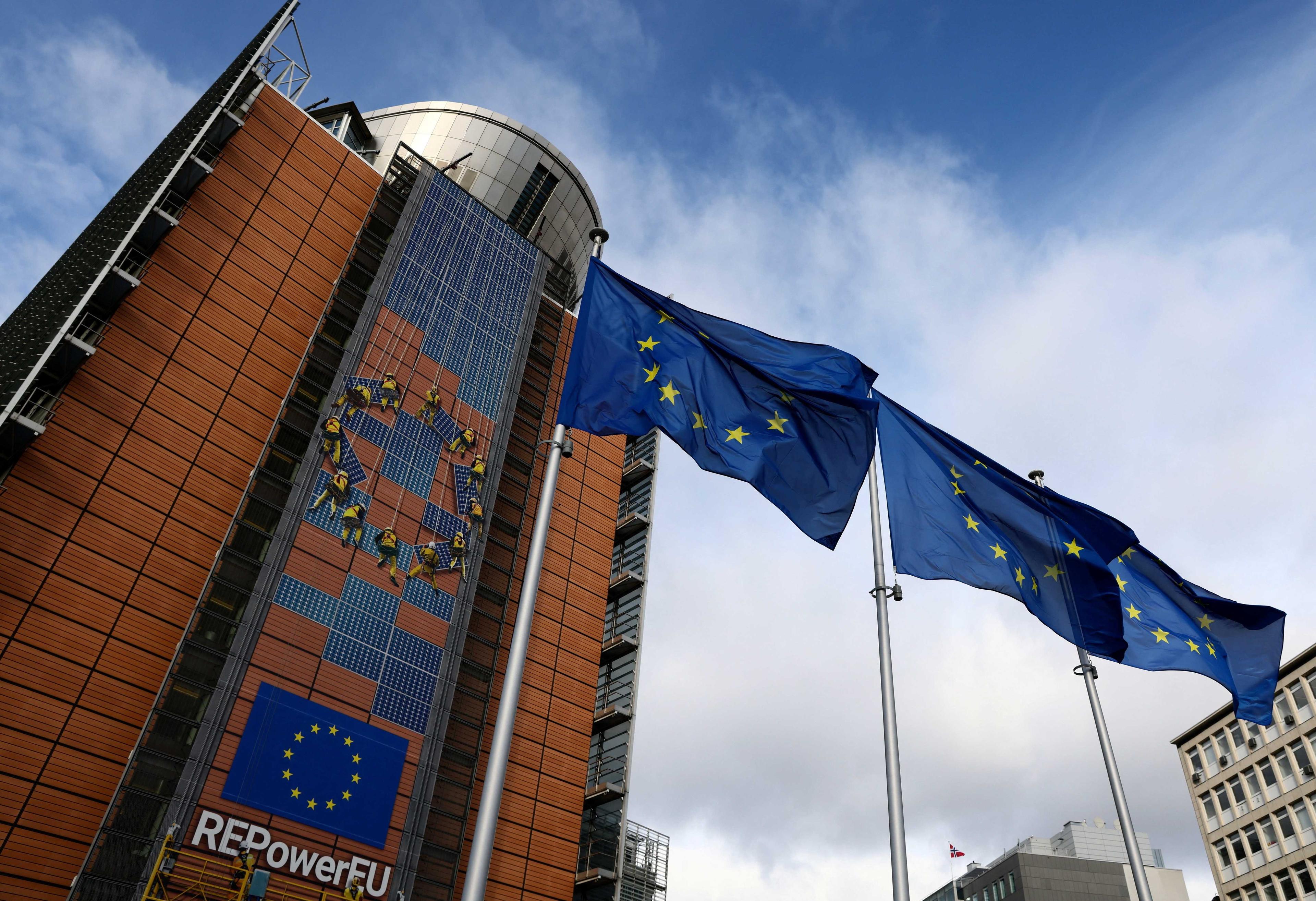 Bendera Kesatuan Eropah berkibar di luar ibu pejabat Suruhanjaya EU, di Brussels, Belgium, 1 Februari. Gambar: Reuters