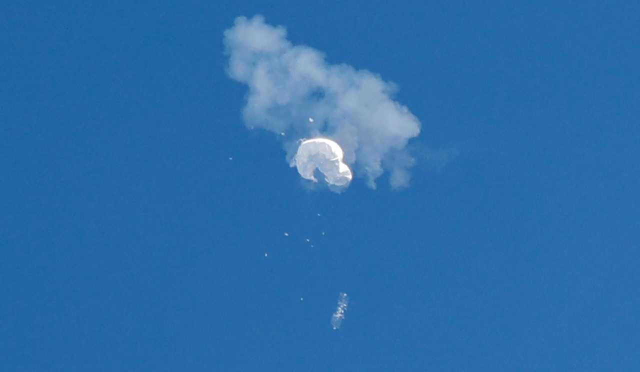 A suspected Chinese spy balloon drifts to the ocean after being shot down off the coast in Surfside Beach, South Carolina, Feb 4. Photo: Reuters