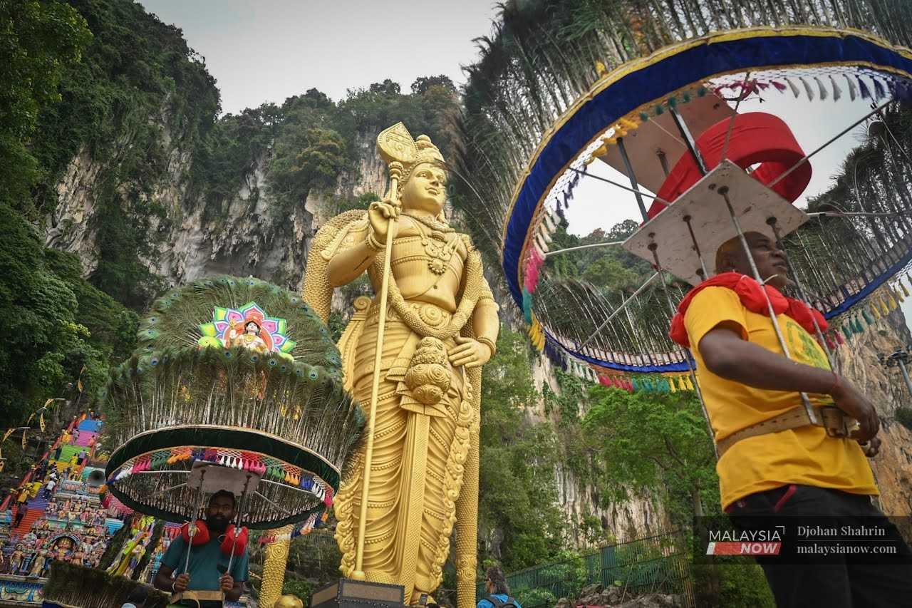 Penganut Hindu mengusung kavadi ketika melakukan upacara keagamaan sempena menyambut perayaan Thaipusam di kuil Batu Caves, 3 Februari.