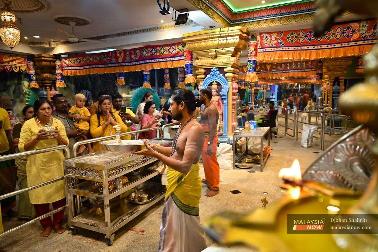 Suasana warna-warni menghiasi kuil ketika upacara keagamaan dengan kebanyakan penganut Hindu berpakaian kuning.