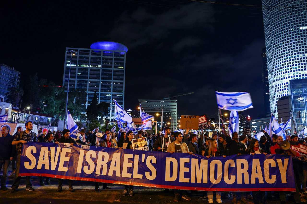 Israelis protest against Prime Minister Benjamin Netanyahu's new right-wing coalition and its proposed judicial reforms to reduce powers of the Supreme Court in Tel Aviv, Israel, Feb 4. Photo: Reuters