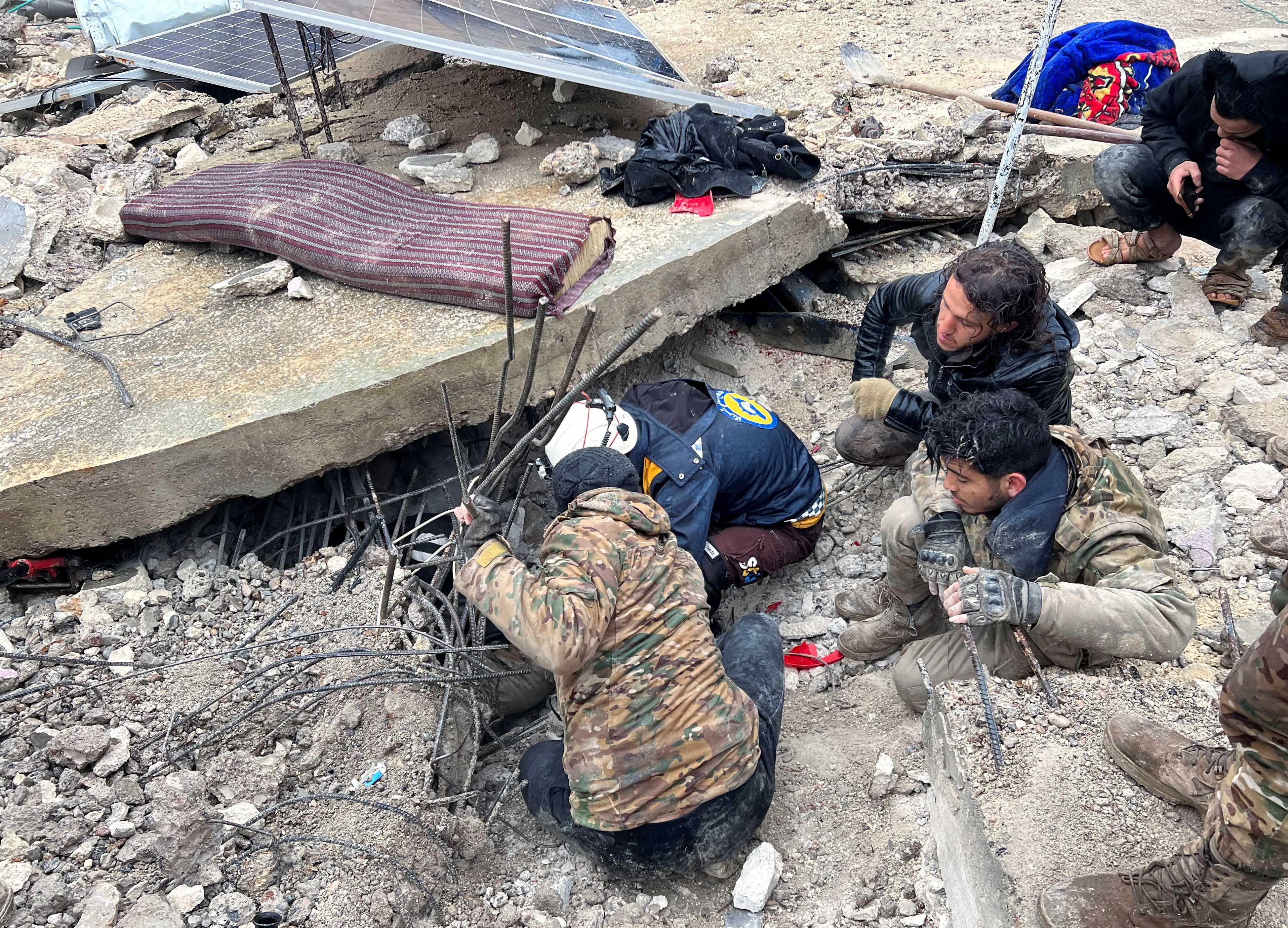 Pasukan penyelamat mencari mangsa yang terperangkap di bawah runtuhan susulan gempa bumi, di bandar Jandaris yang dikuasai pemberontak, Syria, 6 Februari 2023. Gambar: Reuters