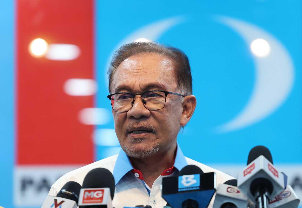 PKR president and Prime Minister Anwar Ibrahim speaks at a press conference in Petaling Jaya, Feb 6. Photo: Bernama

