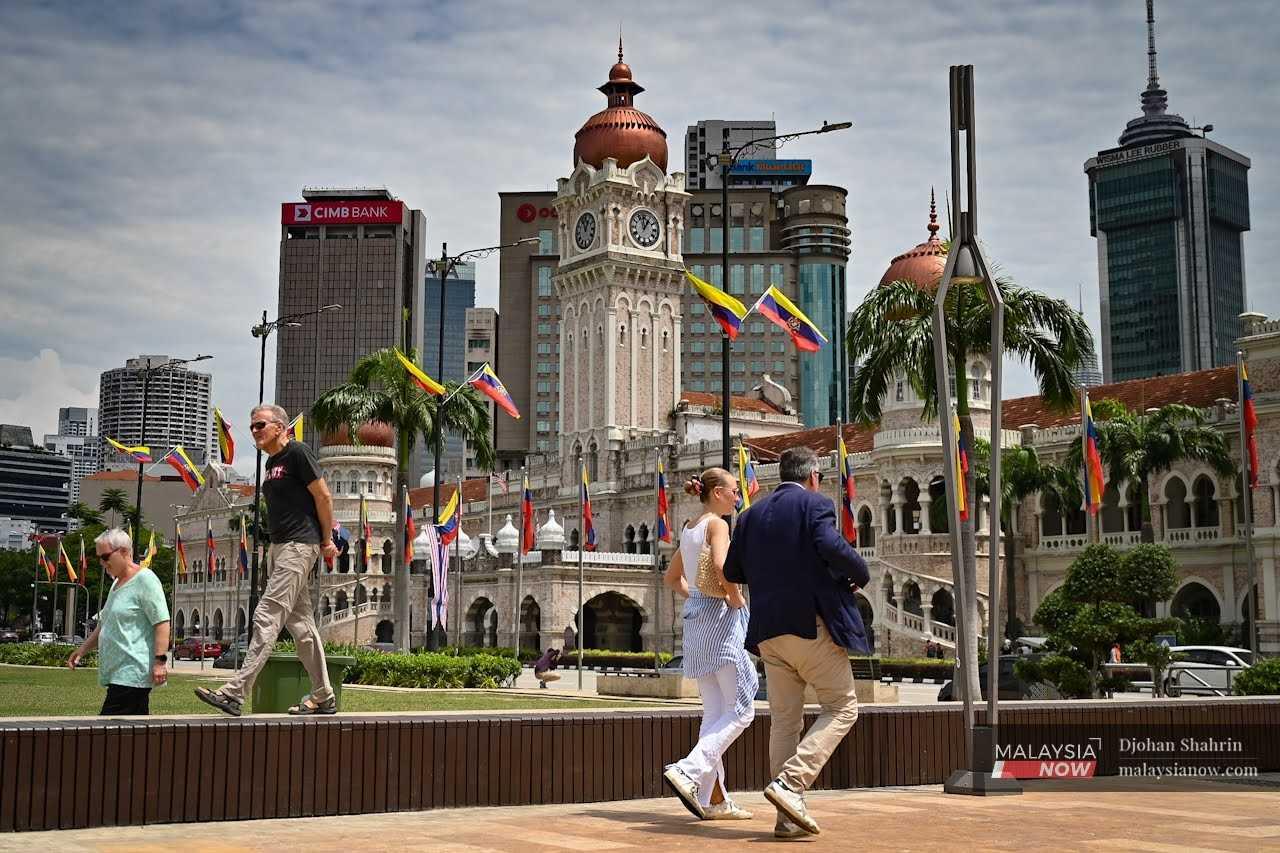 Beberapa pelancong asing dilihat bersiar-siar sekitar Bangunan Sultan Abdul Samad di Dataran Merdeka, Kuala Lumpur