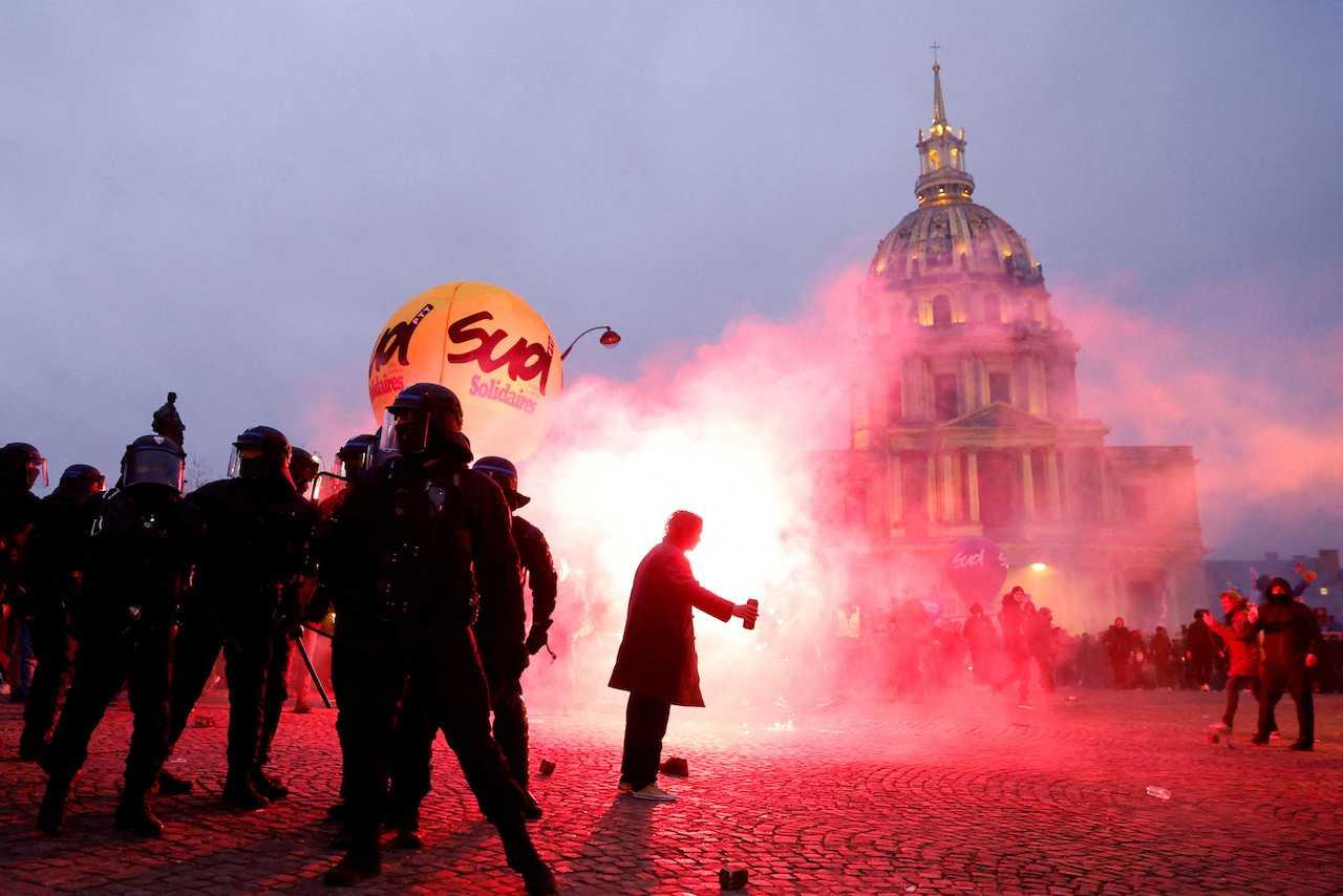 French police stand in position amid clashes near the Invalides during a demonstration against the government's pension reform plan in Paris as part of a national strike and protests, Jan 31. Photo: Reuters