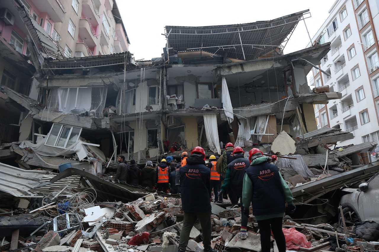 Rescuers search for survivors following an earthquake in Diyarbakir, Turkey, Feb 6. Photo: Reuters