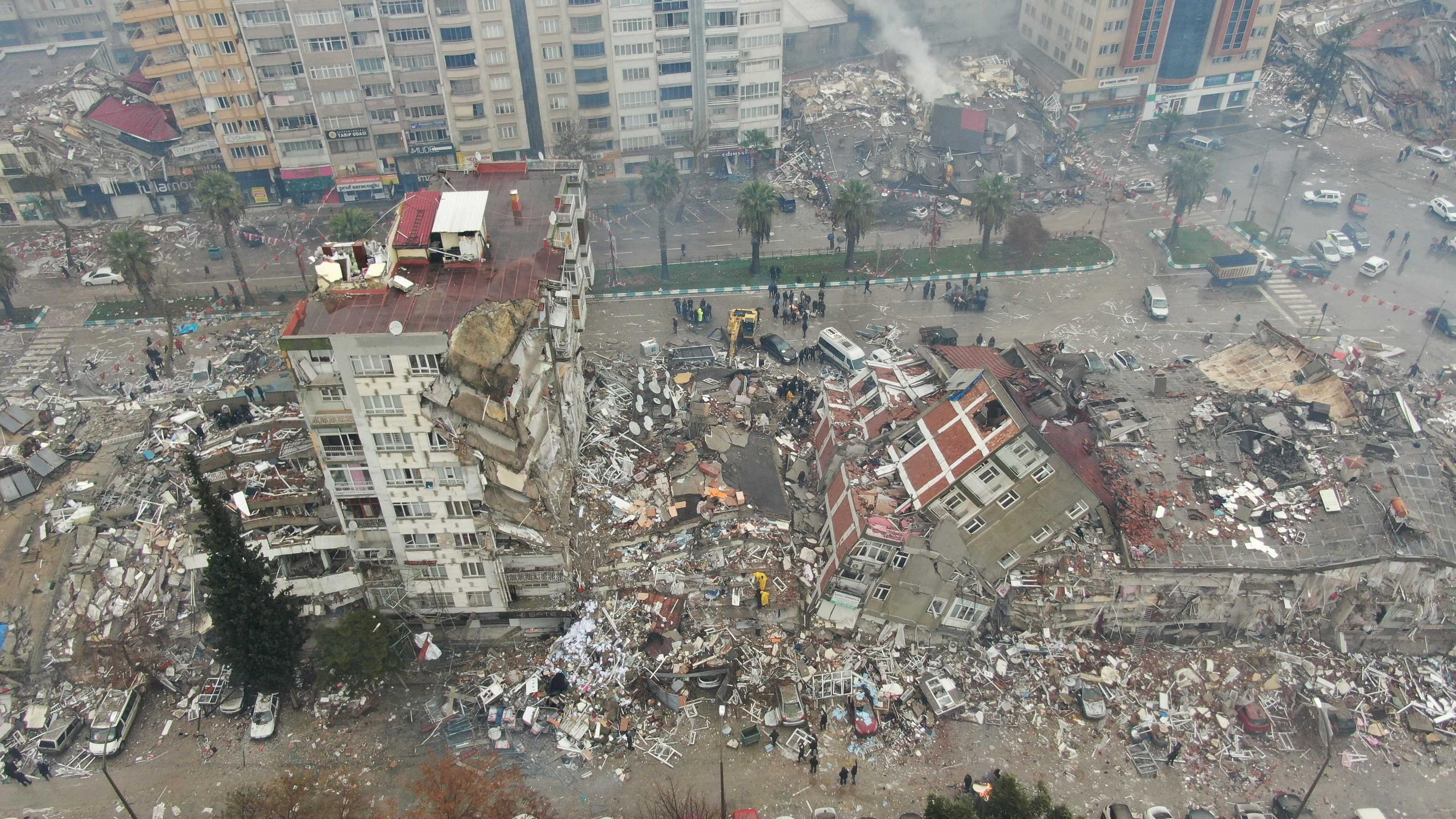 Pandangan dari atas menunjukkan bangunan runtuh susulan gempa bumi yang melanda bandar Kahramanmaras di Turkiye. Gambar: Reuters.