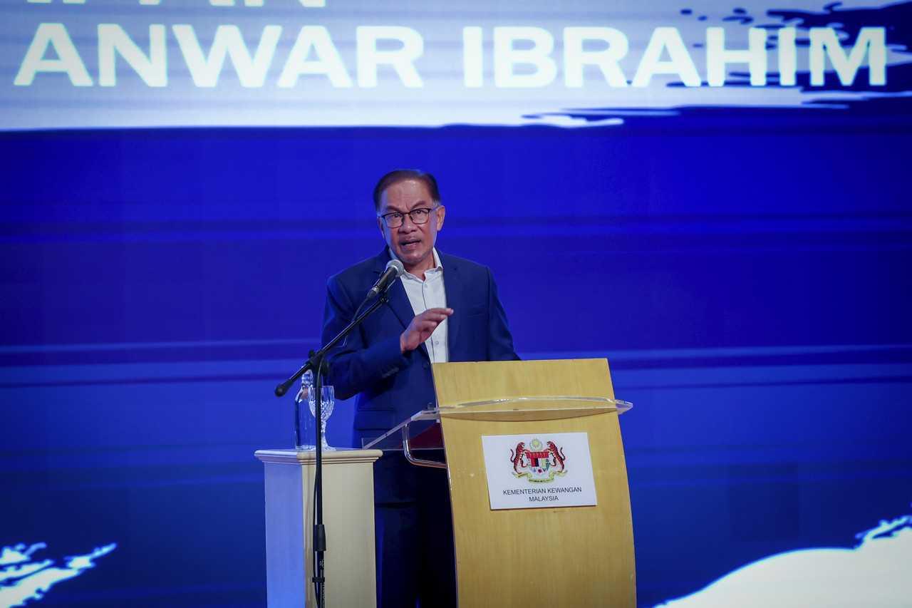 Perdana Menteri Anwar Ibrahim berucap pada majlis perhimpunan bulanan bersama warga Kementerian Kewangan di Putrajaya hari ini. Gambar: Bernama.